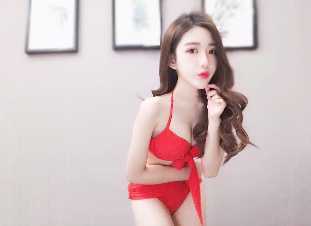 台湾正妹石洁心 超吸睛的事业线