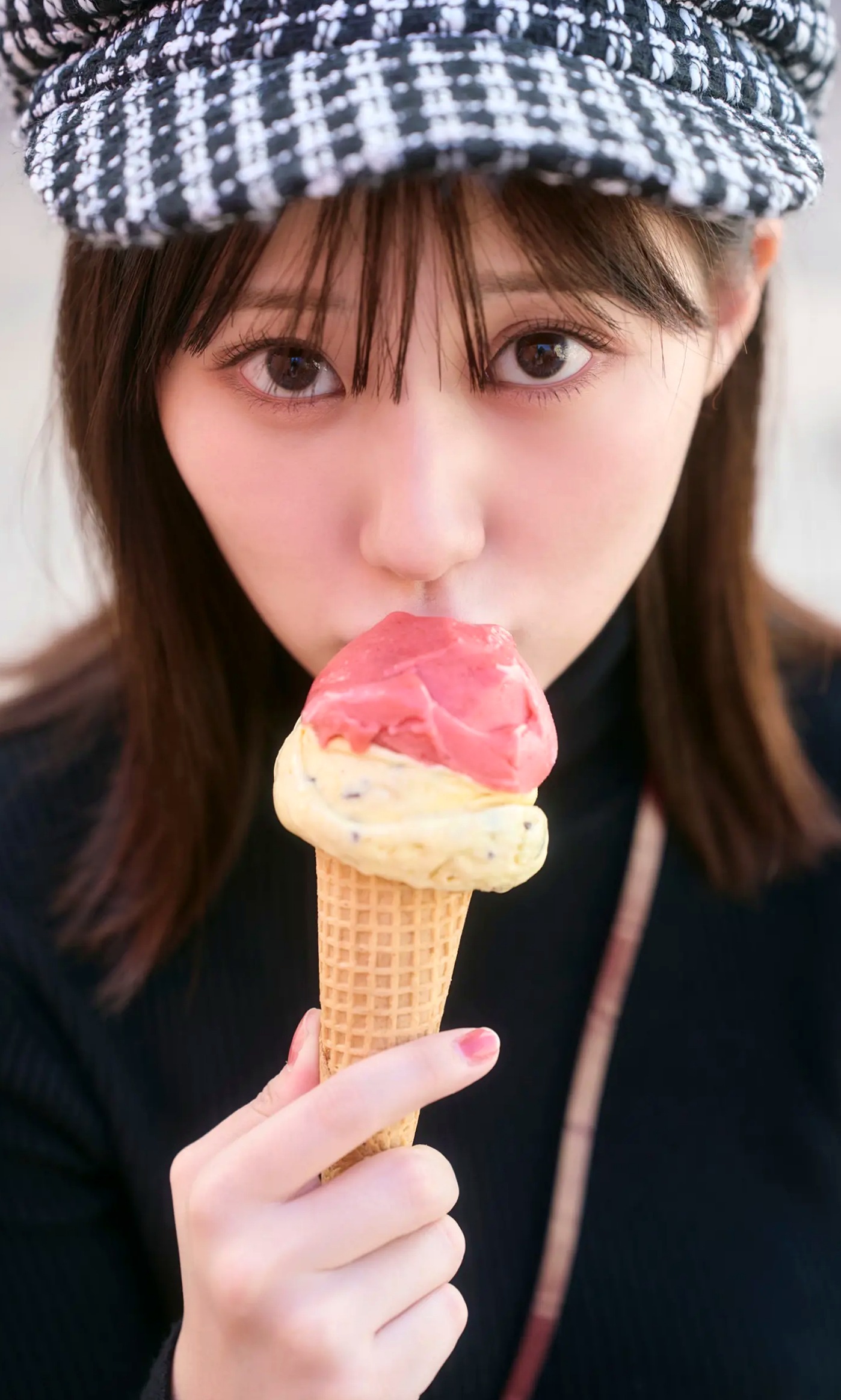 《田中美久 - もっと、ぜんぶ、ほんと》异国街拍优雅长裙与泳池性感写真
