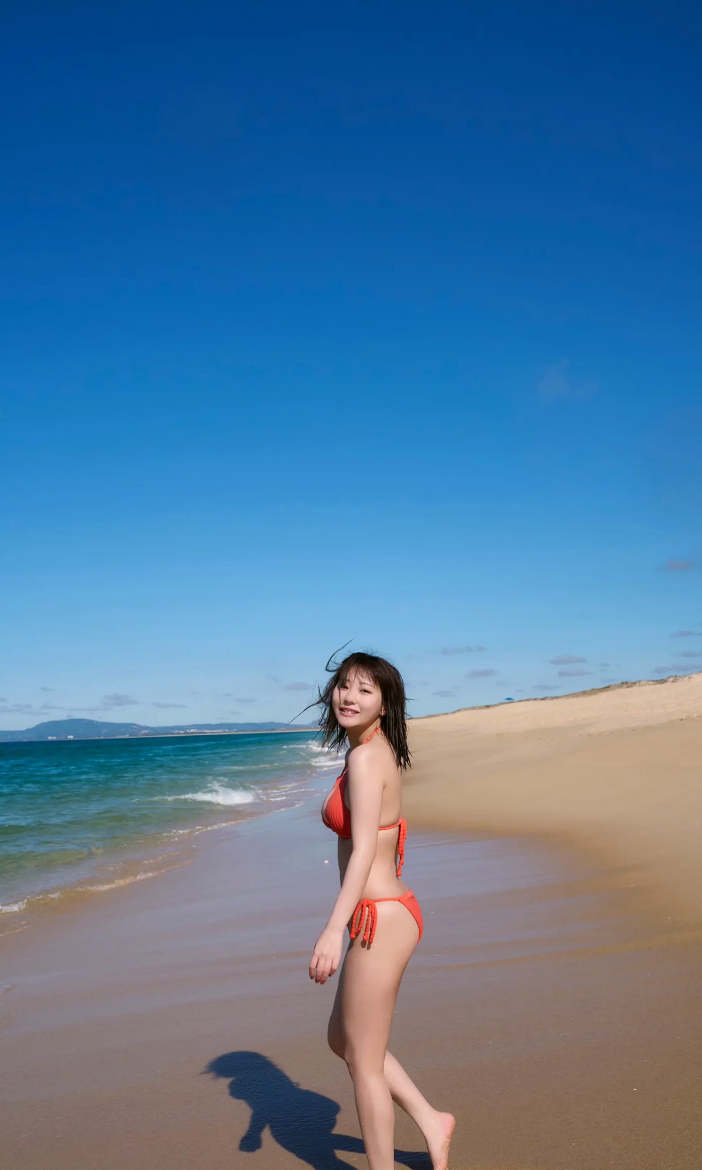 《田中美久 - もっと、ぜんぶ、ほんと》异国街拍优雅长裙与泳池性感写真