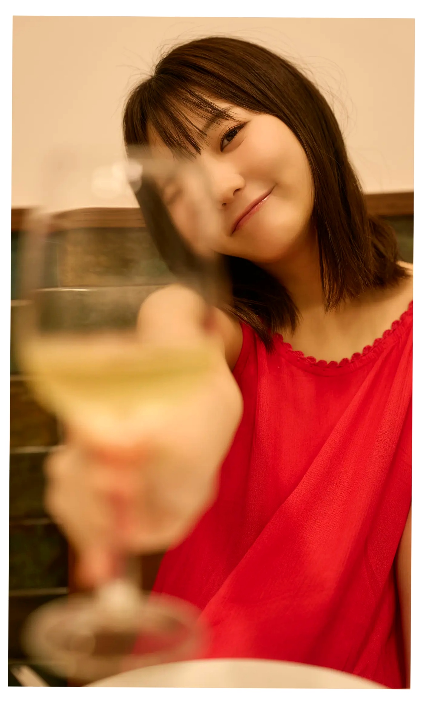 《田中美久 - もっと、ぜんぶ、ほんと》异国街拍优雅长裙与泳池性感写真