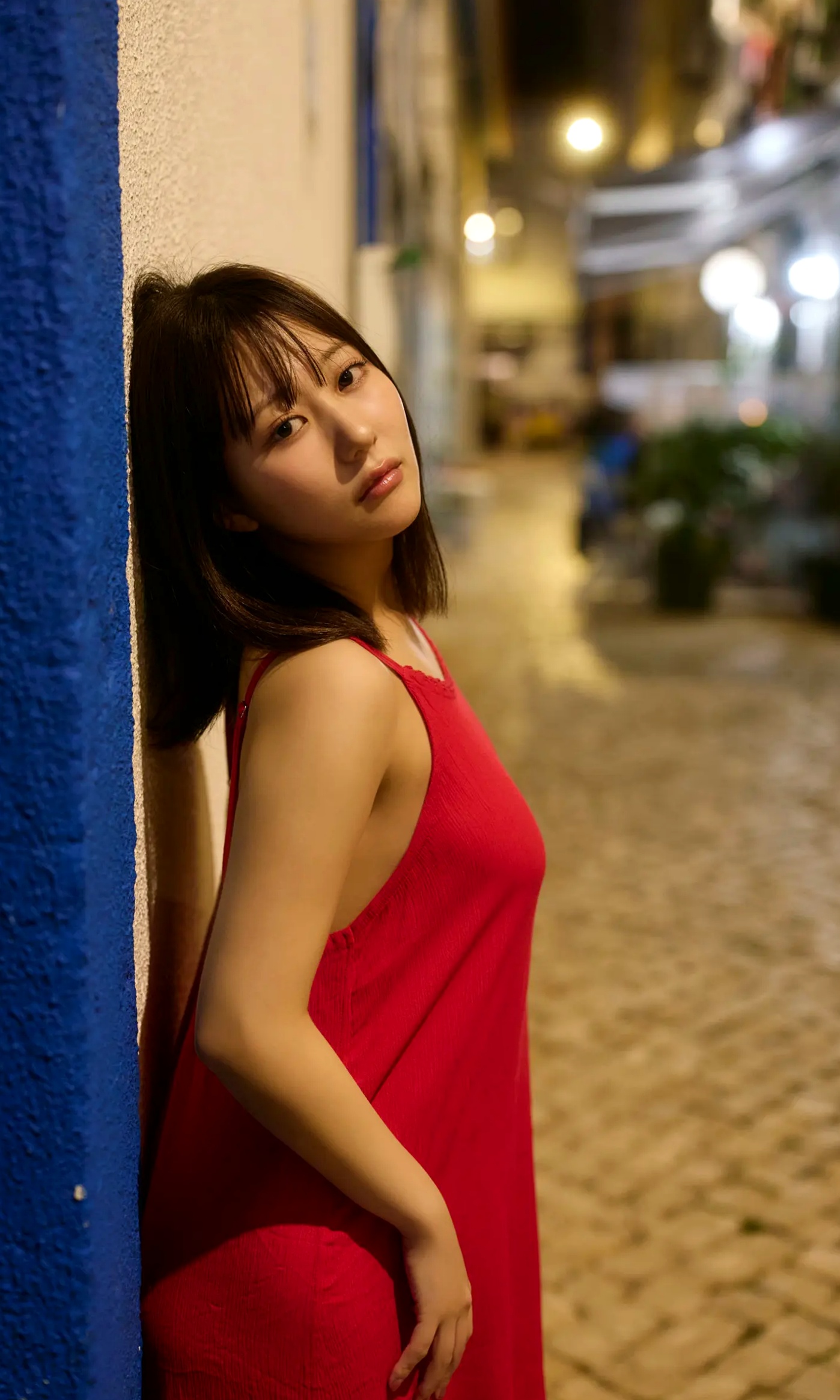 《田中美久 - もっと、ぜんぶ、ほんと》异国街拍优雅长裙与泳池性感写真