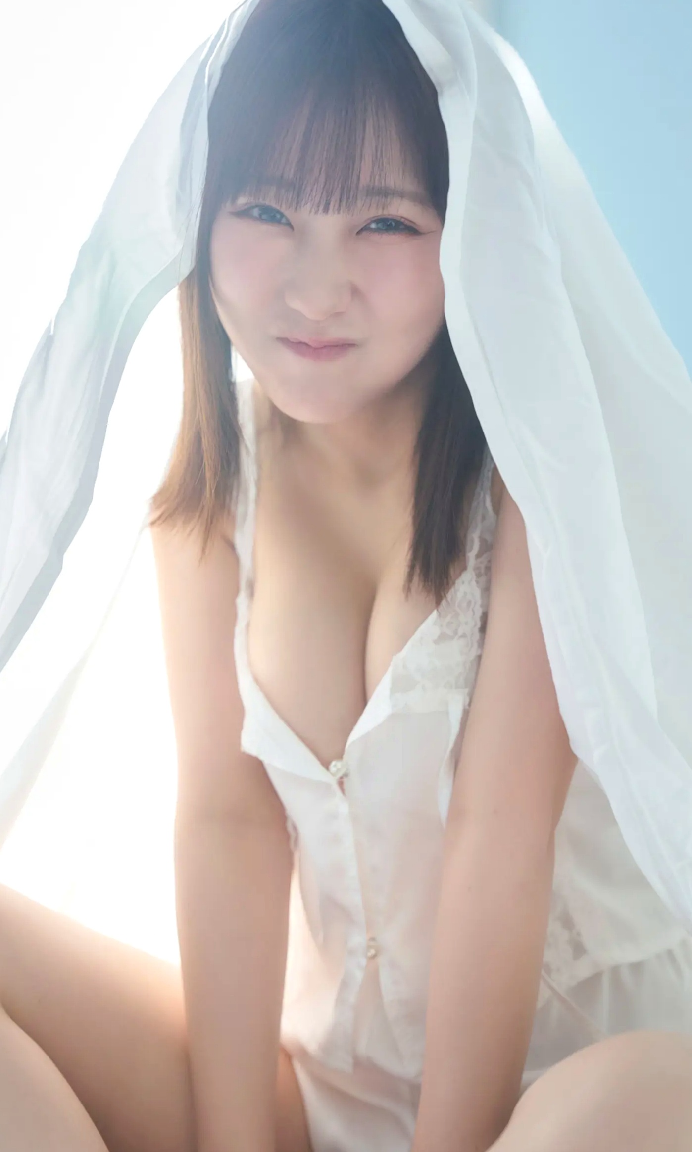 《田中美久 - もっと、ぜんぶ、ほんと》异国街拍优雅长裙与泳池性感写真