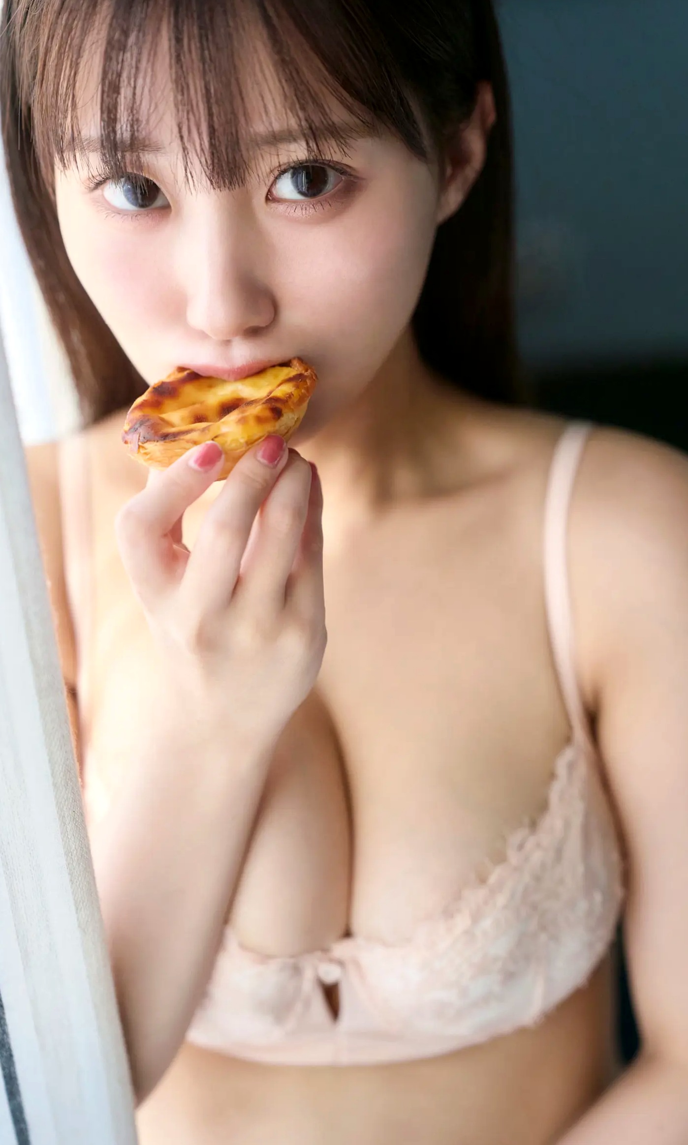 《田中美久 - もっと、ぜんぶ、ほんと》异国街拍优雅长裙与泳池性感写真