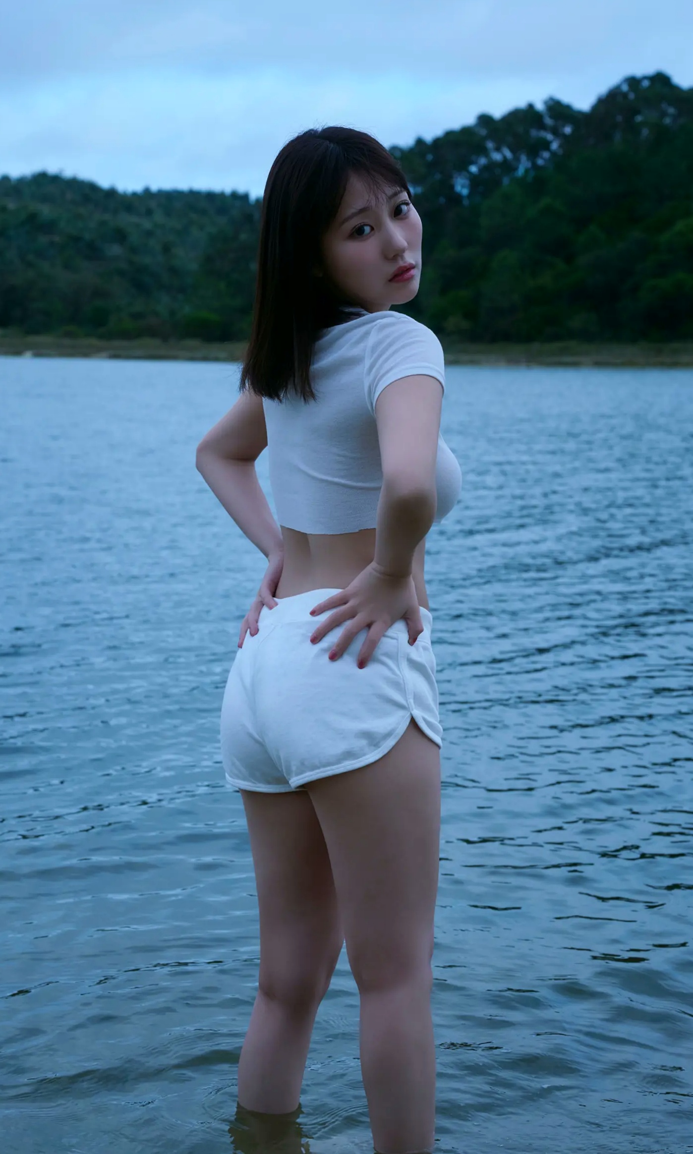《田中美久 - もっと、ぜんぶ、ほんと》异国街拍优雅长裙与泳池性感写真