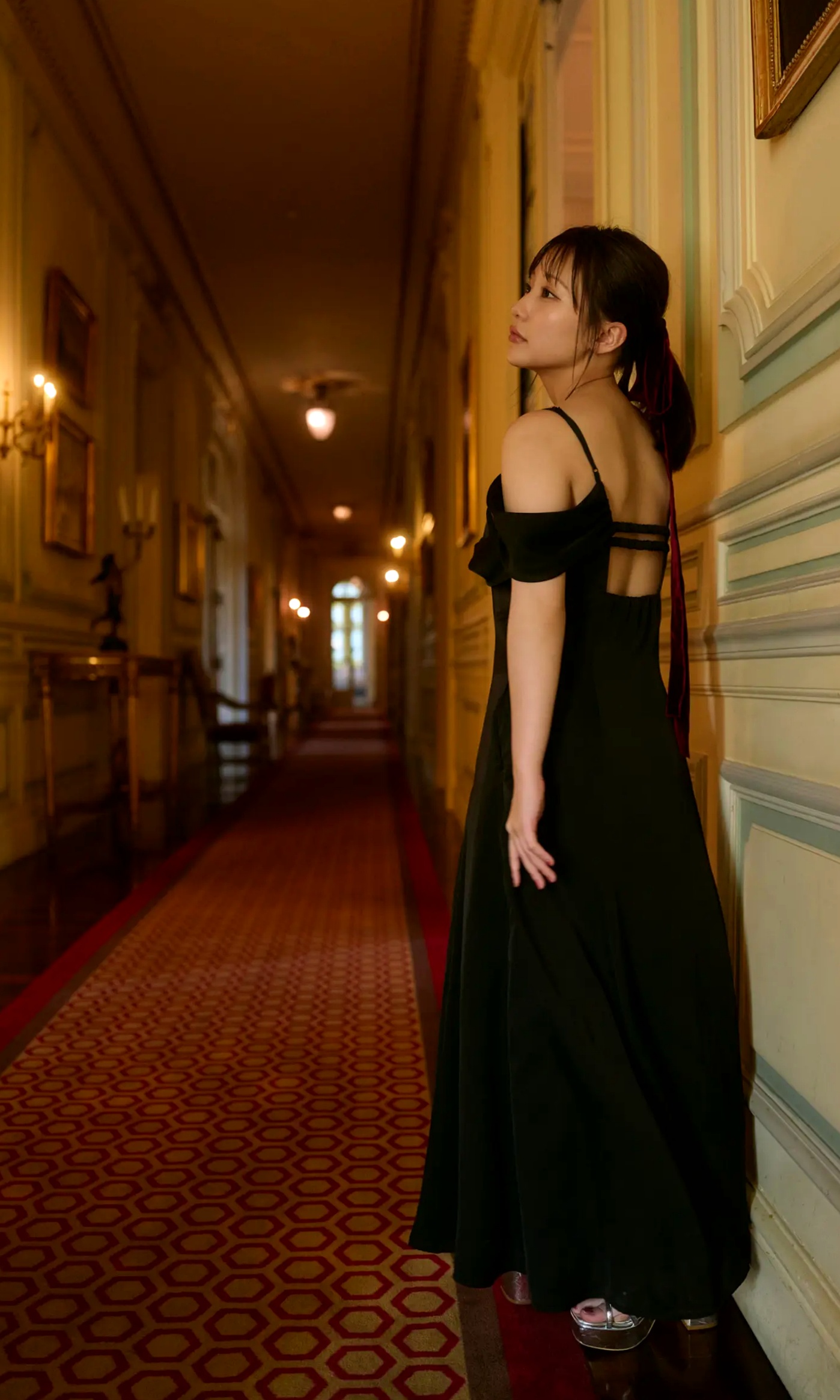 《田中美久 - もっと、ぜんぶ、ほんと》异国街拍优雅长裙与泳池性感写真