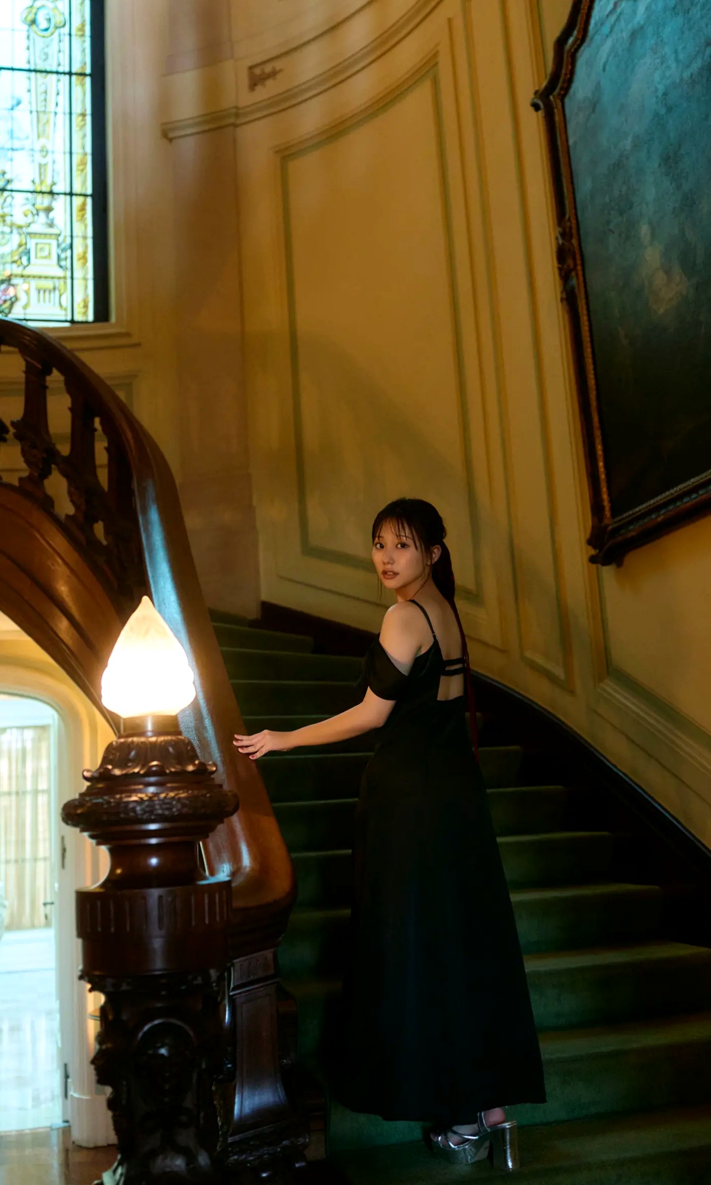 《田中美久 - もっと、ぜんぶ、ほんと》异国街拍优雅长裙与泳池性感写真