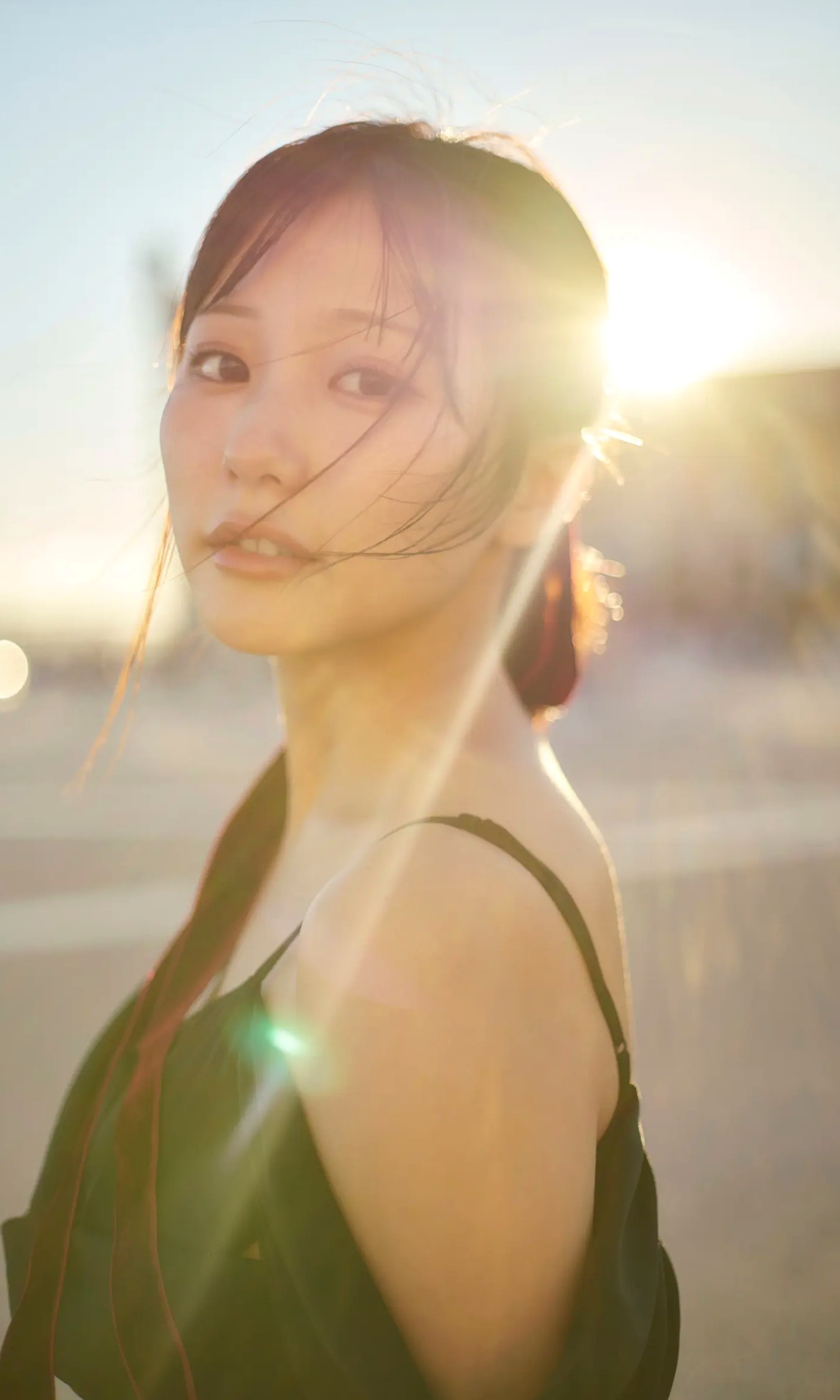 《田中美久 - もっと、ぜんぶ、ほんと》异国街拍优雅长裙与泳池性感写真