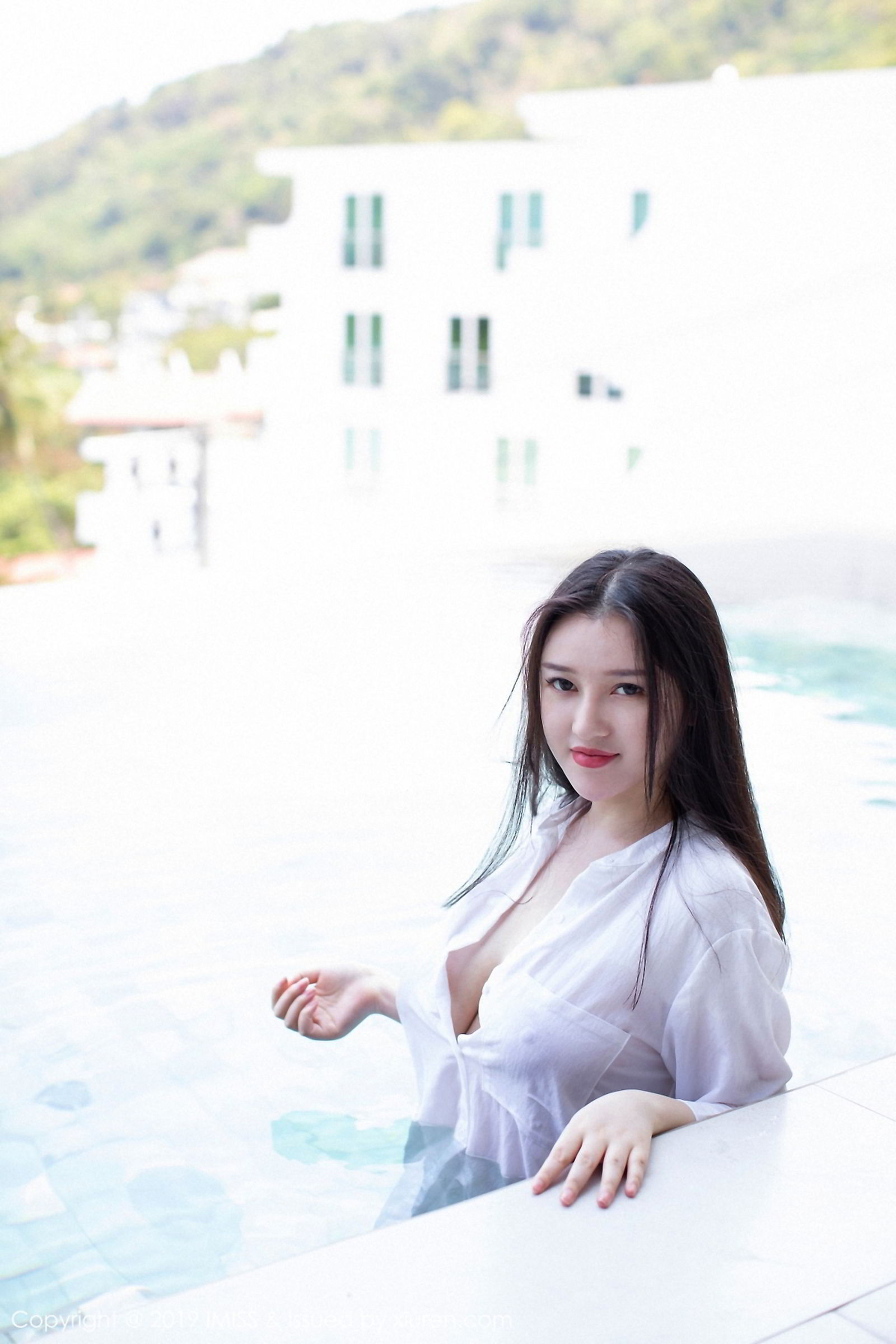 欧派女神恩一 黑丝与衬衫湿身