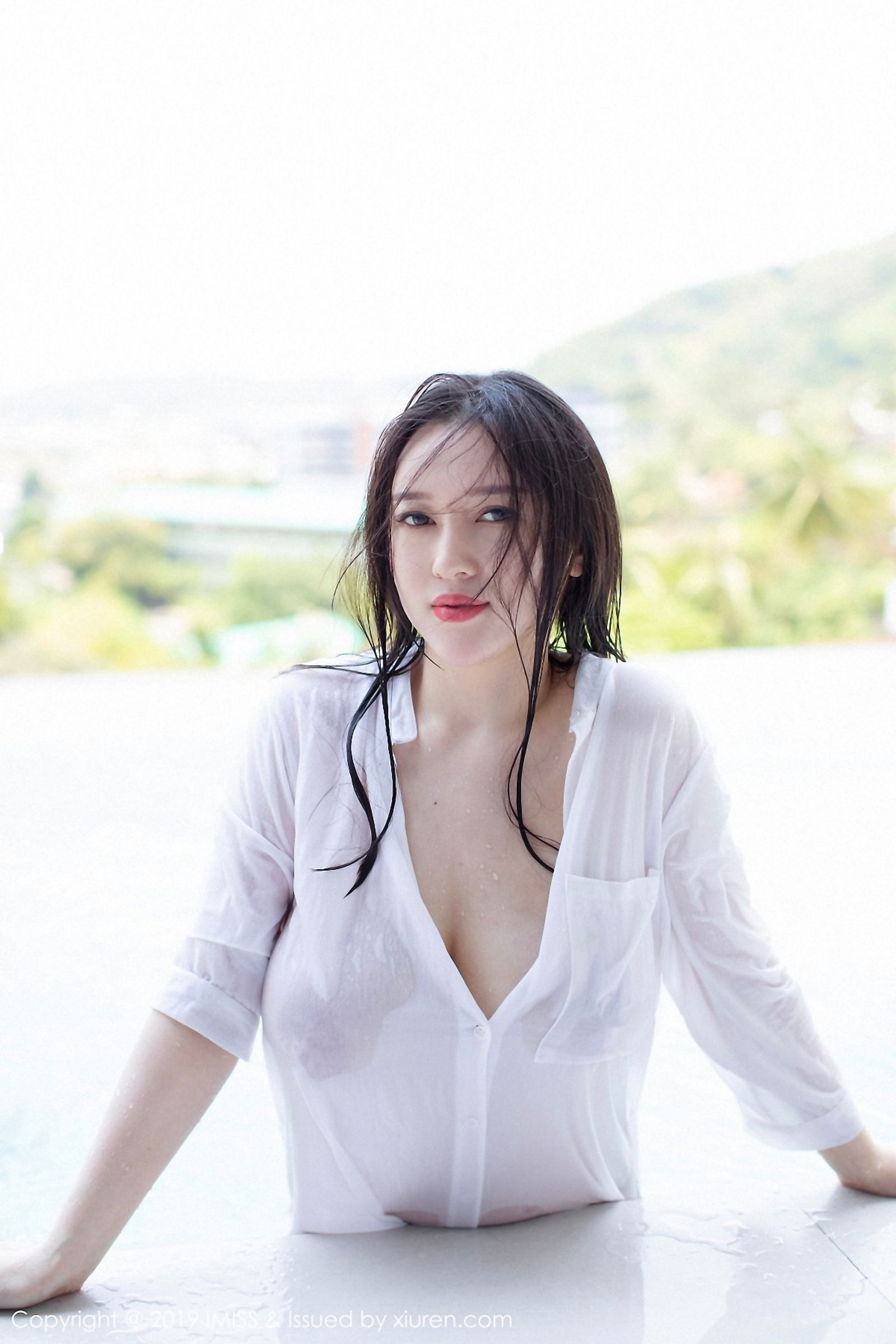 欧派女神恩一 黑丝与衬衫湿身