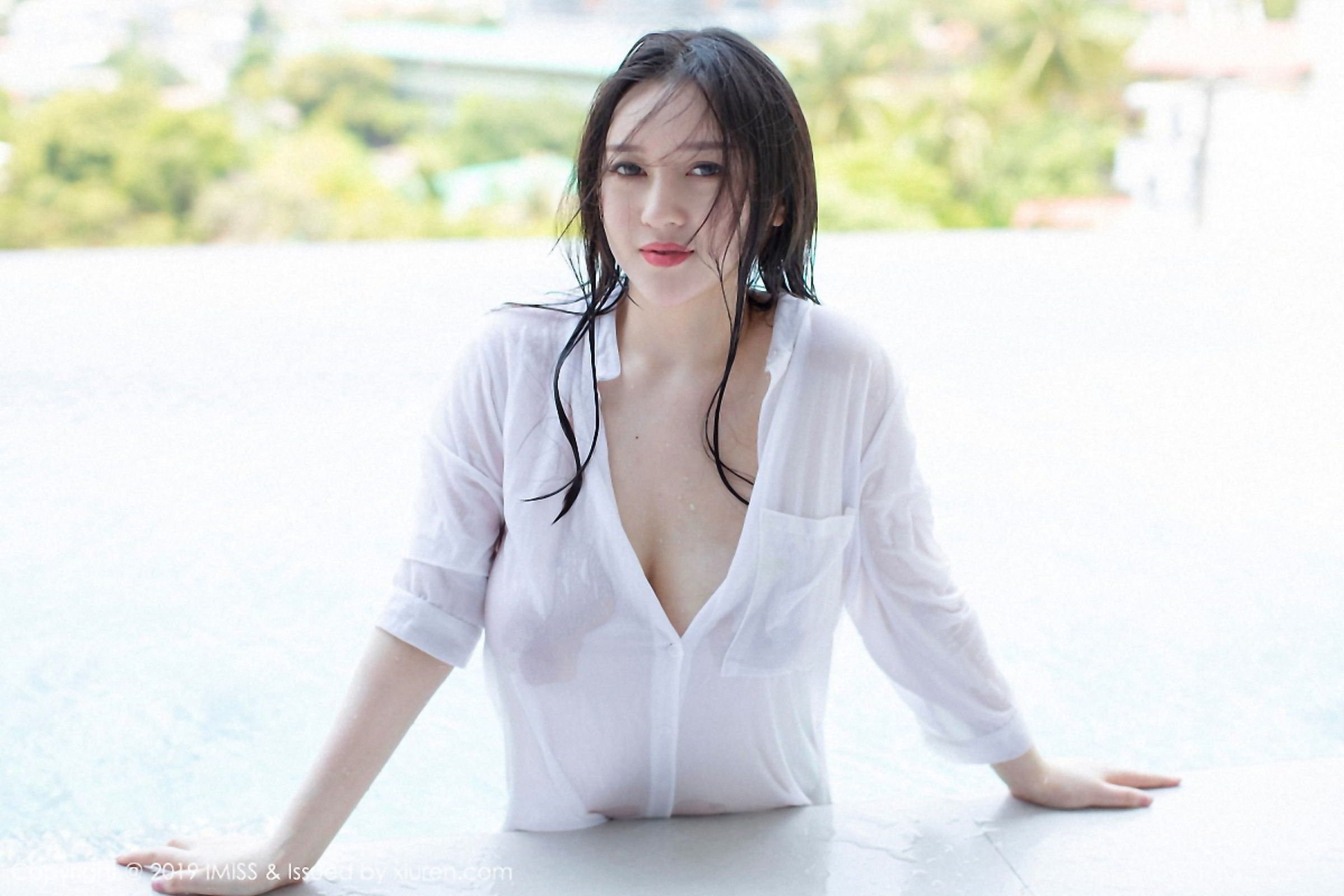 欧派女神恩一 黑丝与衬衫湿身