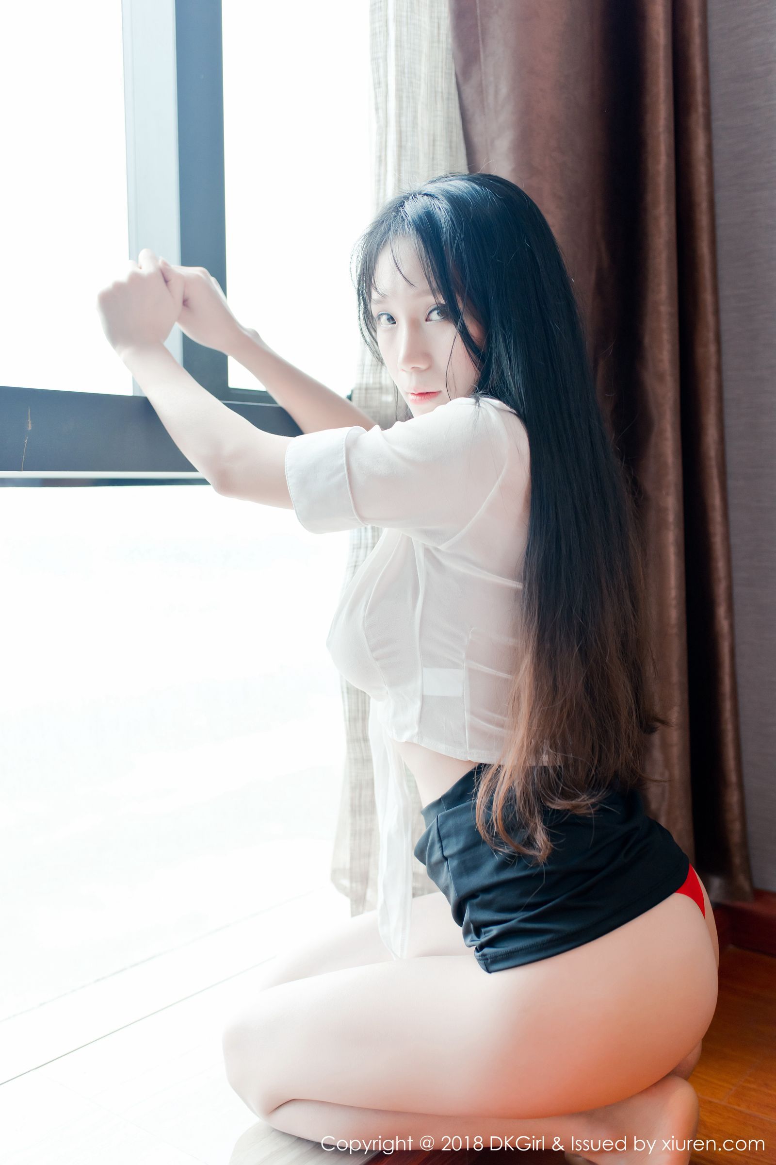 御女神李可可 白衬衫黑短裙