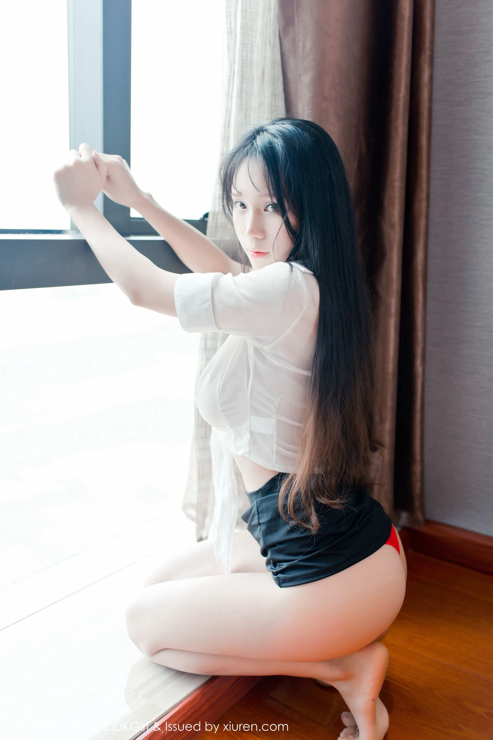 御女神李可可 白衬衫黑短裙