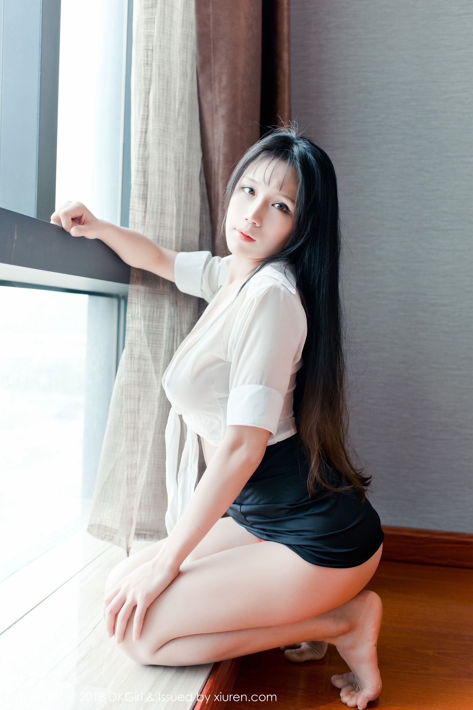 御女神李可可 白衬衫黑短裙