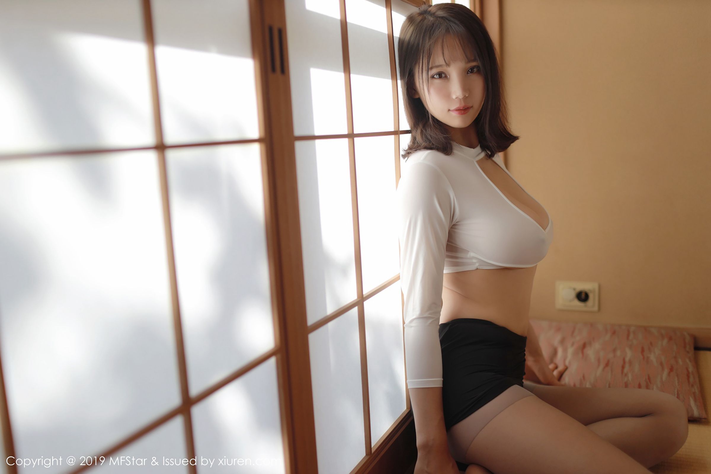 李可可的日本之旅 深V束胸制服装扮