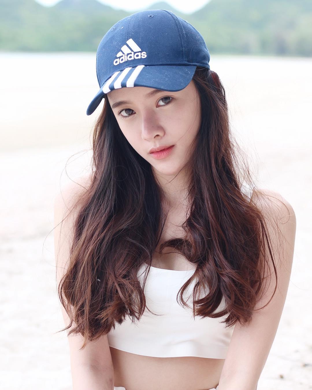 气质空灵「邻家正妹」让人看出神了!白嫩大长腿太吸睛,天菜的完美标准!