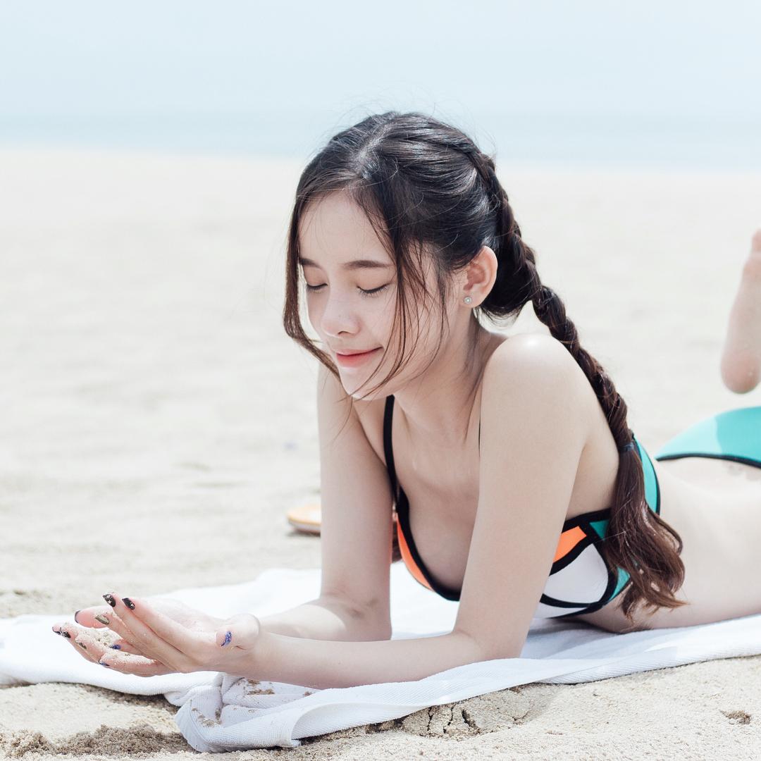 气质空灵「邻家正妹」让人看出神了!白嫩大长腿太吸睛,天菜的完美标准!