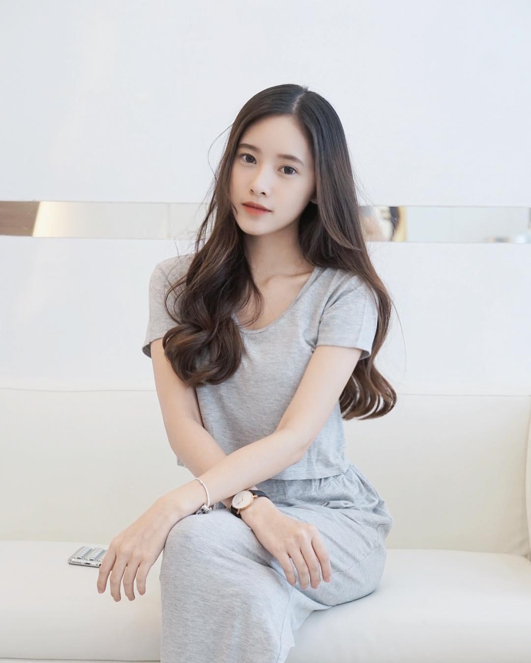 气质空灵「邻家正妹」让人看出神了!白嫩大长腿太吸睛,天菜的完美标准!
