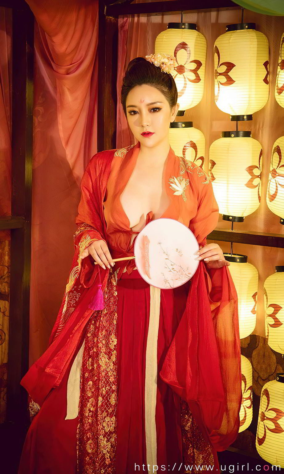 金梓琳明艳动人 华灯初上夜会霓裳