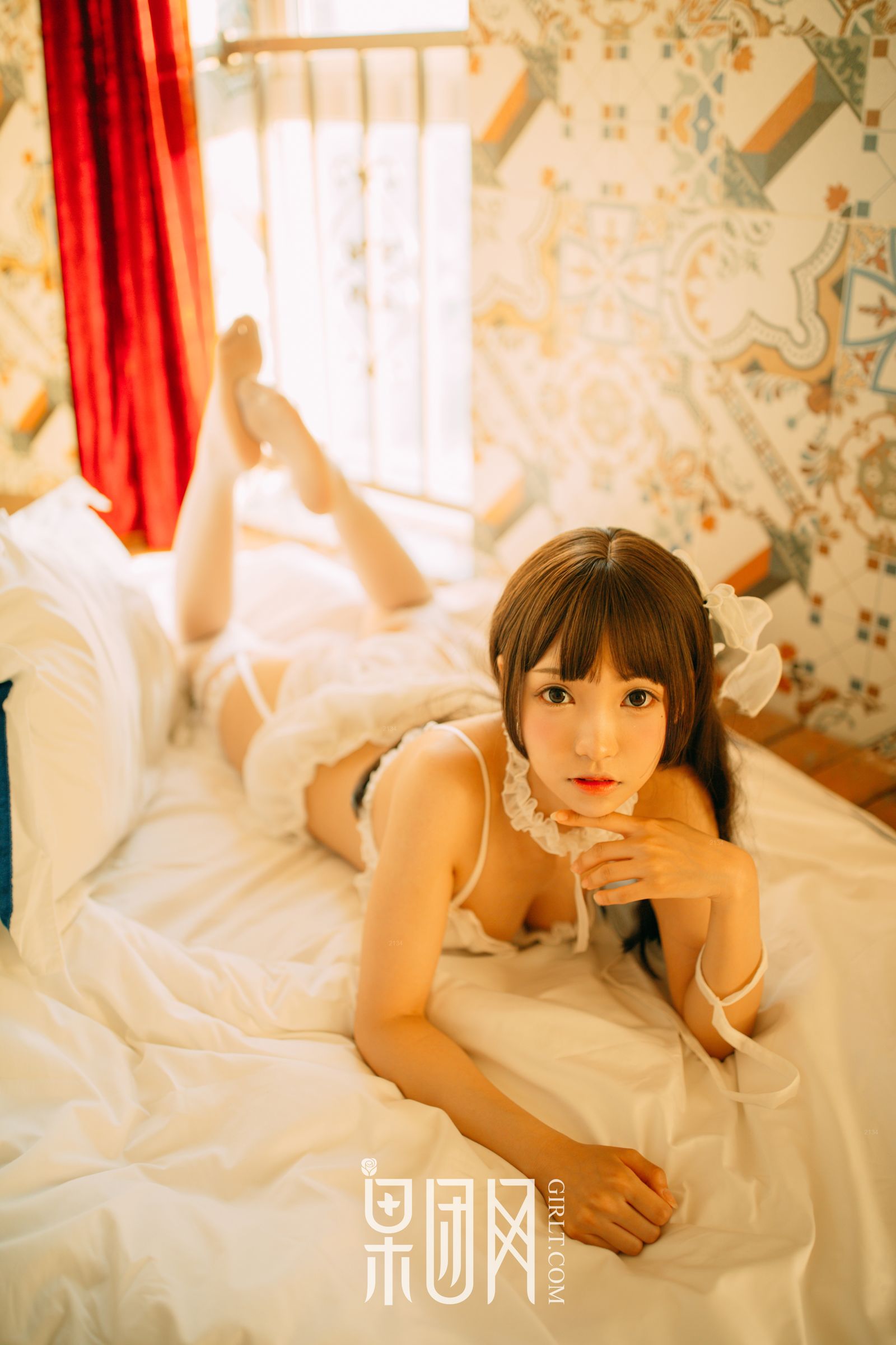 白丝男人斩!萝莉真空上阵化身调皮小女仆