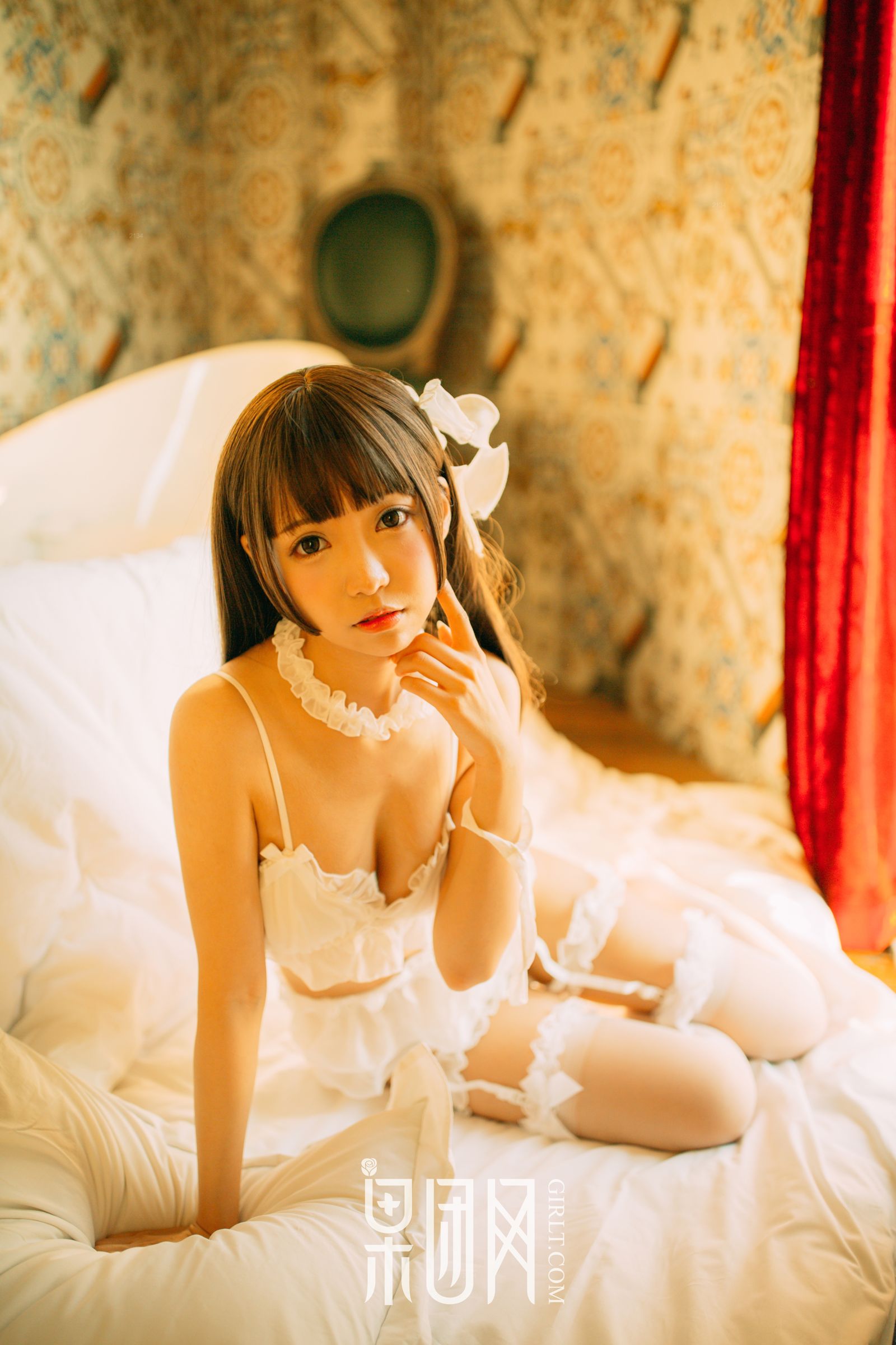 白丝男人斩!萝莉真空上阵化身调皮小女仆