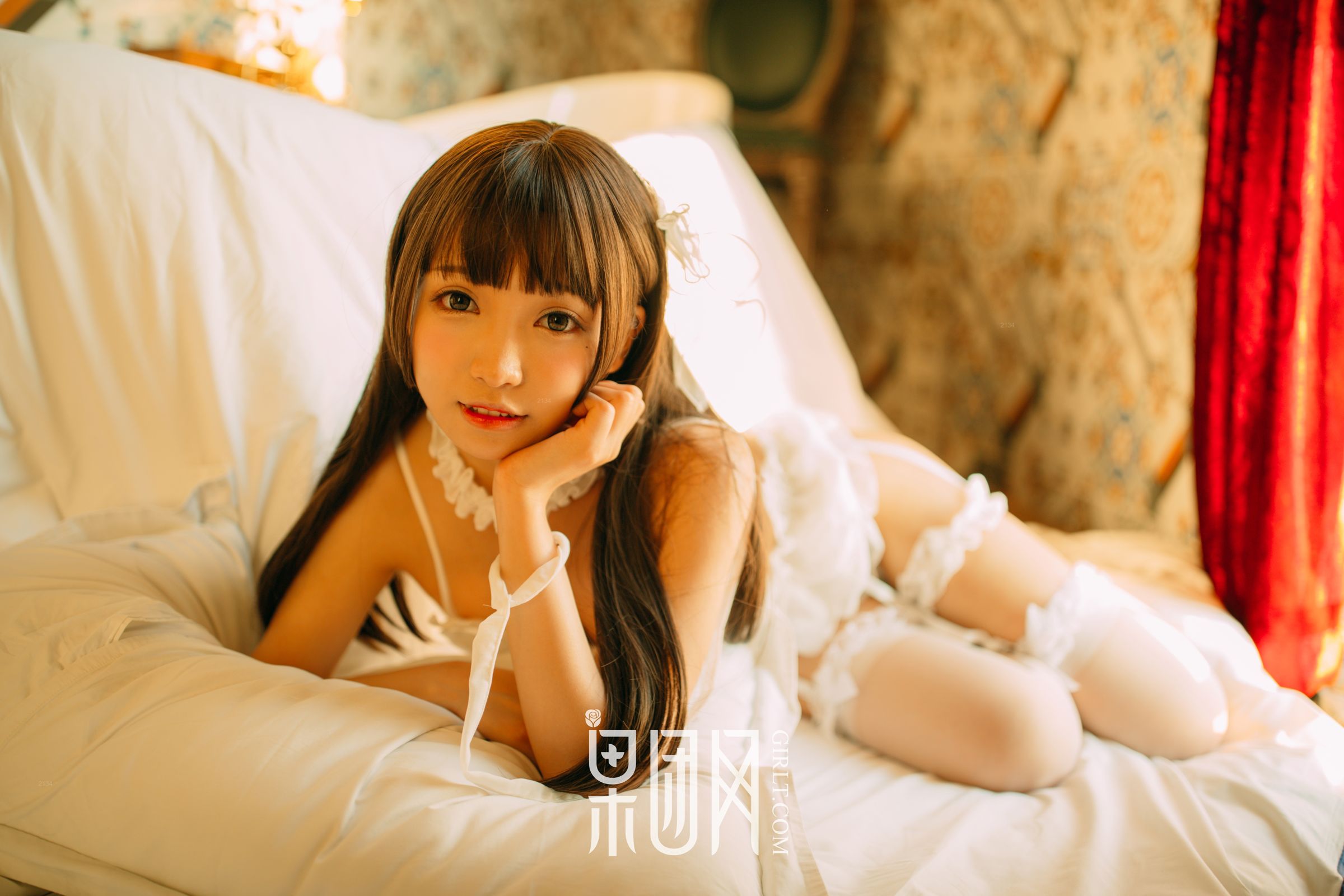白丝男人斩!萝莉真空上阵化身调皮小女仆