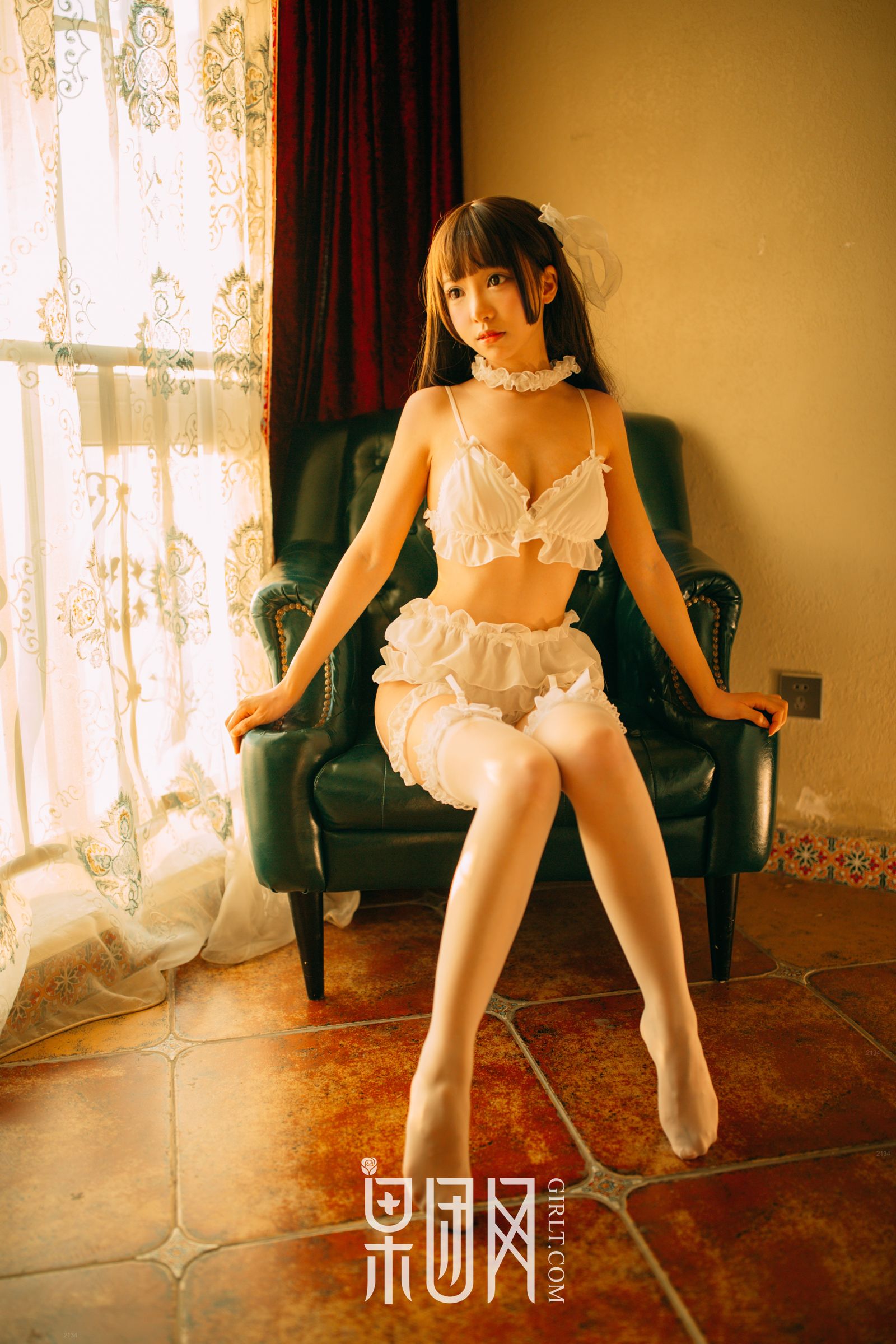 白丝男人斩!萝莉真空上阵化身调皮小女仆