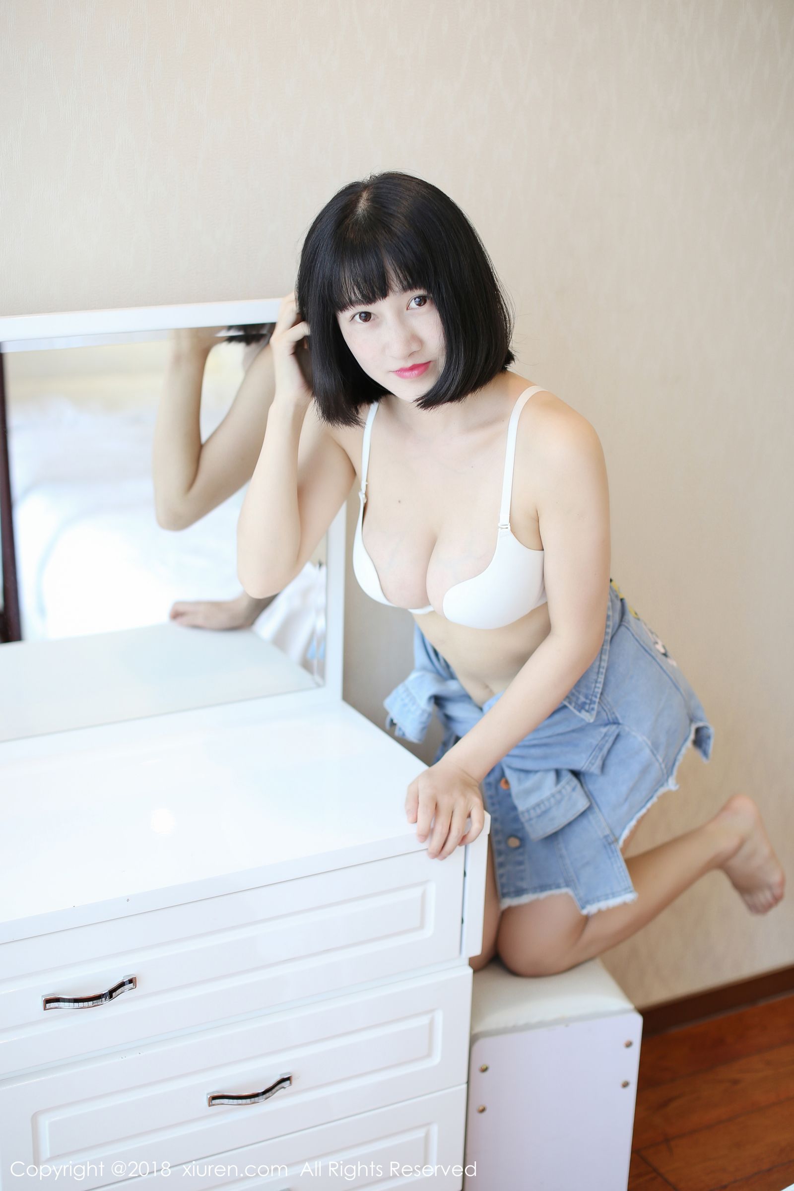 新人模特小探戈 眉眼含春皮肤细润