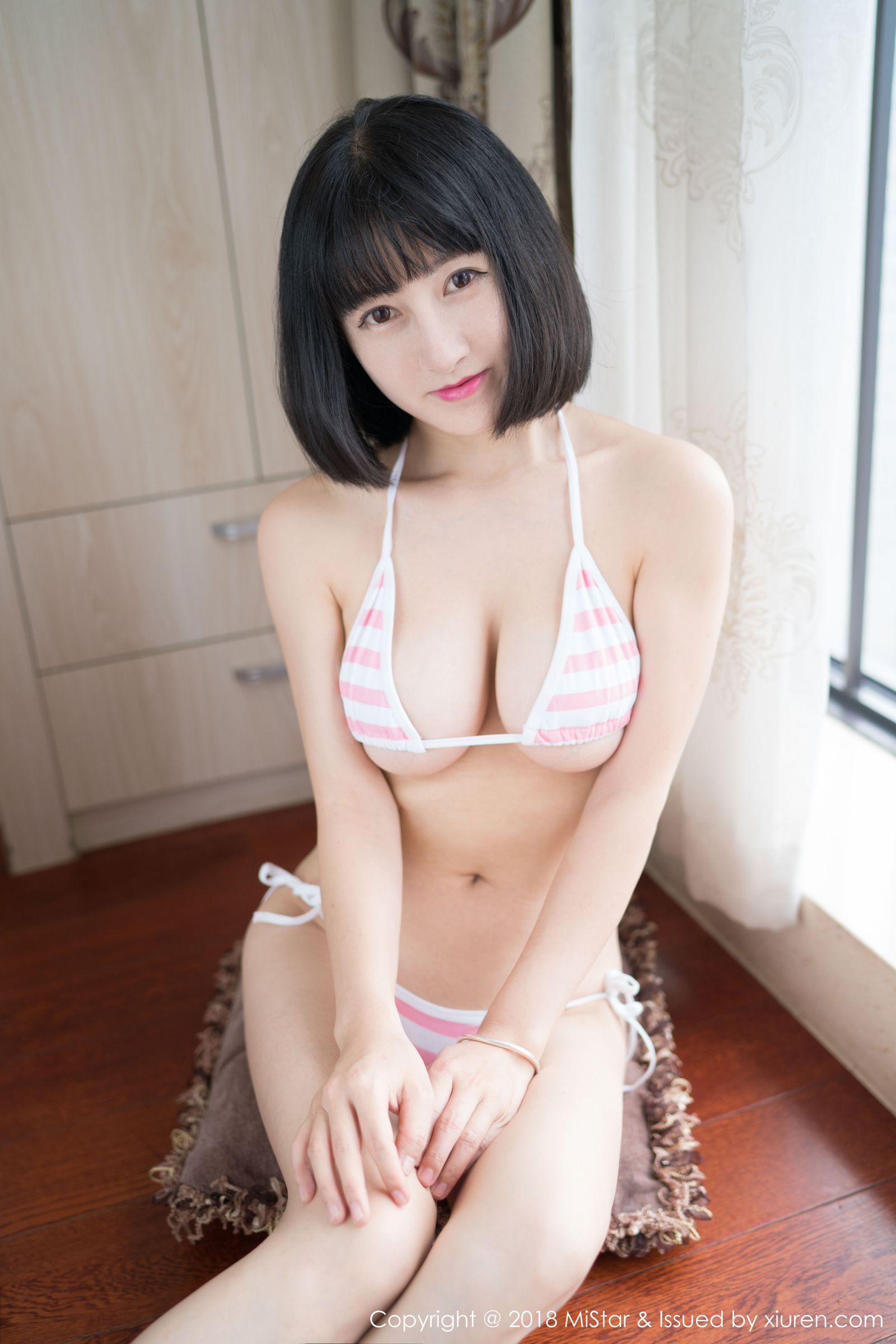 短发美女小探戈 性感三点式内衣