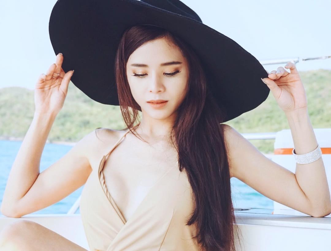 高颜值正妹「根本真人芭比」!惊人曲线下还隐藏「性感深沟」!