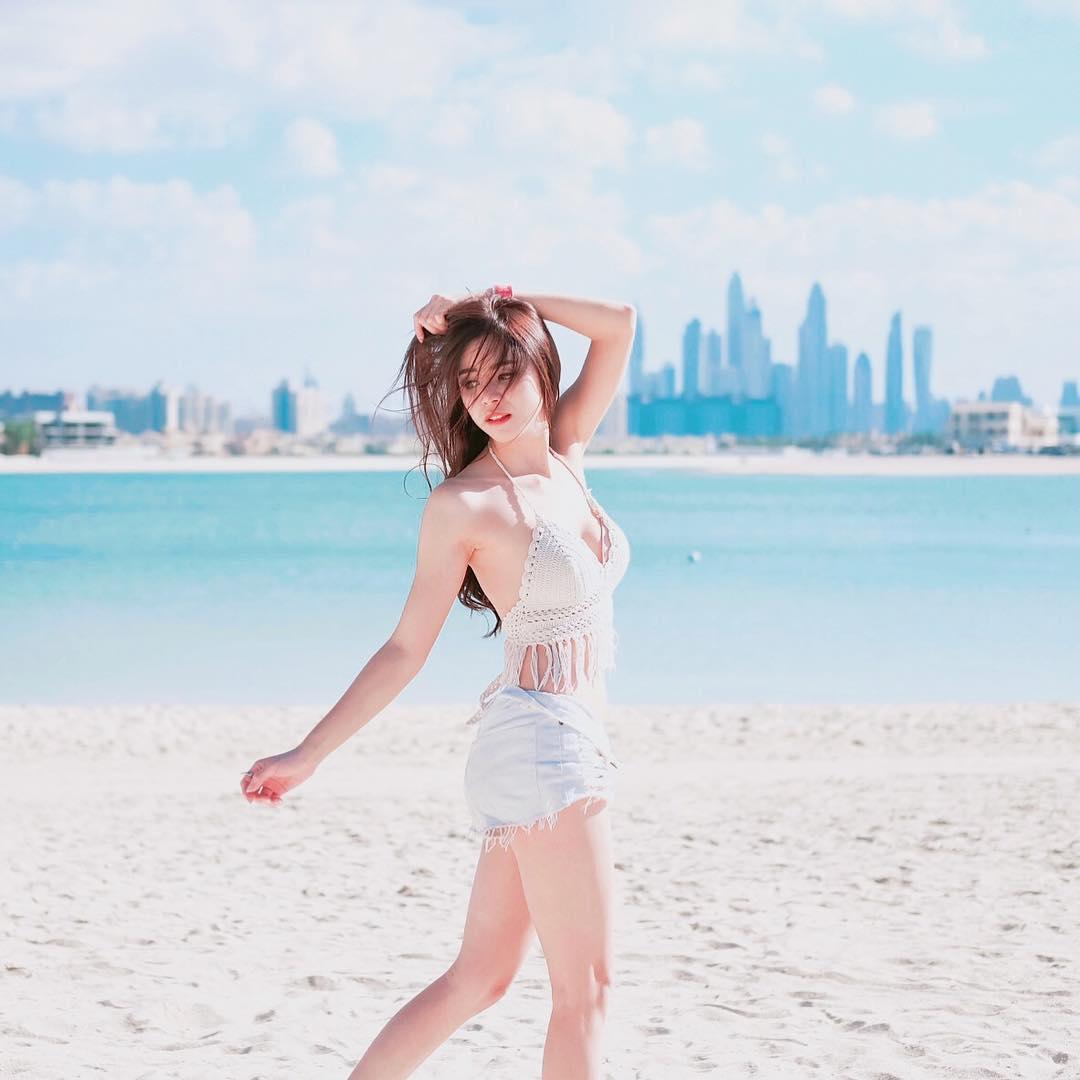 高颜值正妹「根本真人芭比」!惊人曲线下还隐藏「性感深沟」!