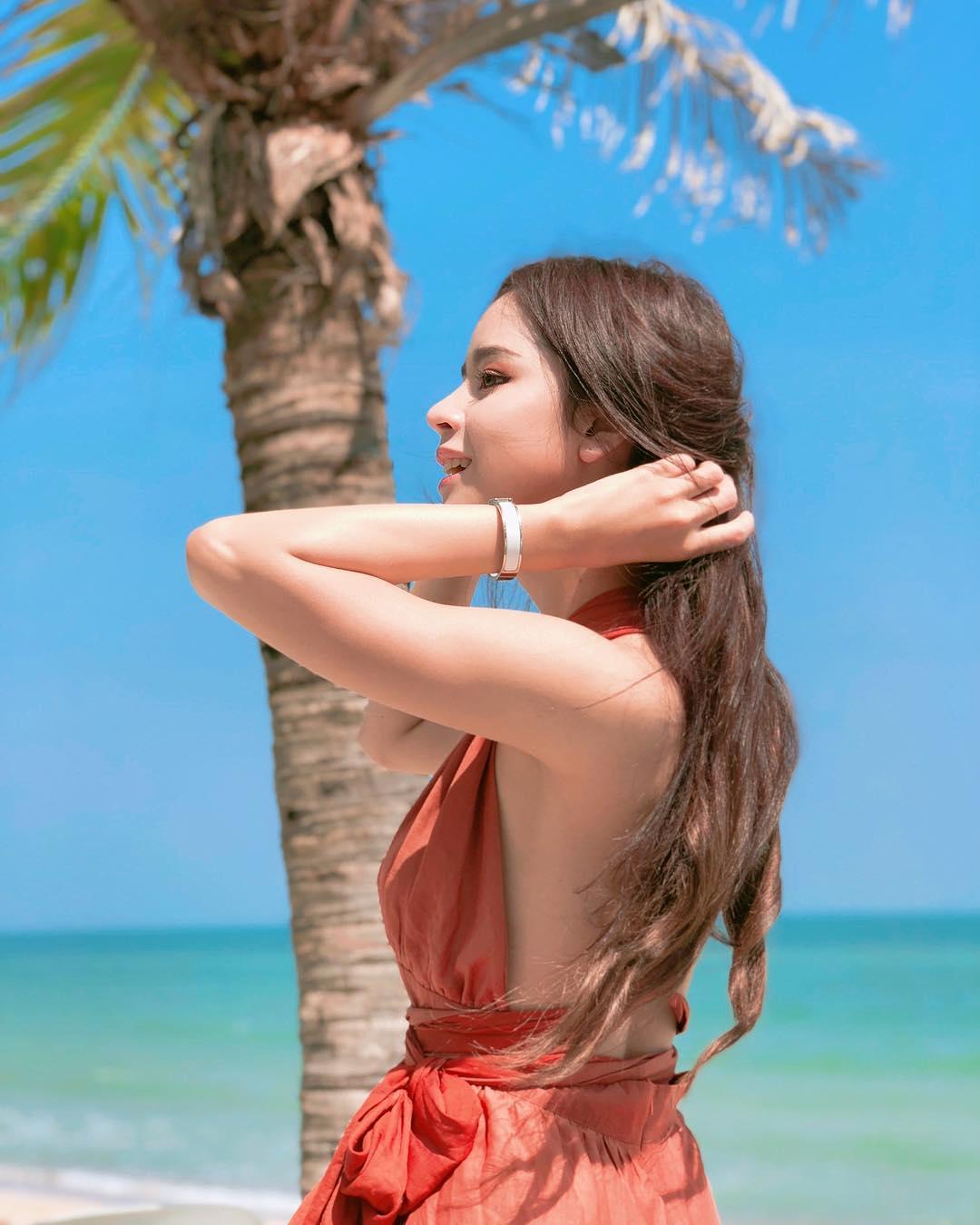 高颜值正妹「根本真人芭比」!惊人曲线下还隐藏「性感深沟」!
