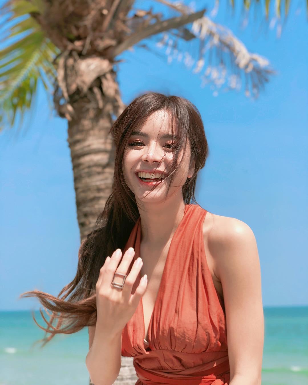 高颜值正妹「根本真人芭比」!惊人曲线下还隐藏「性感深沟」!