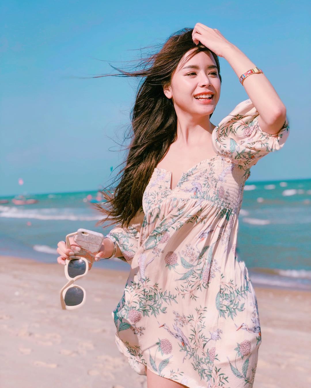 高颜值正妹「根本真人芭比」!惊人曲线下还隐藏「性感深沟」!