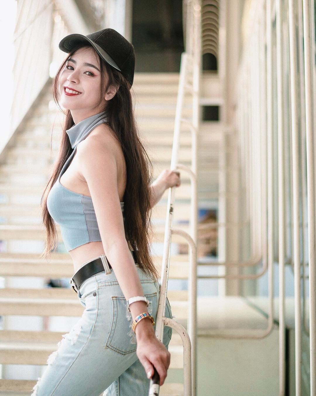 高颜值正妹「根本真人芭比」!惊人曲线下还隐藏「性感深沟」!