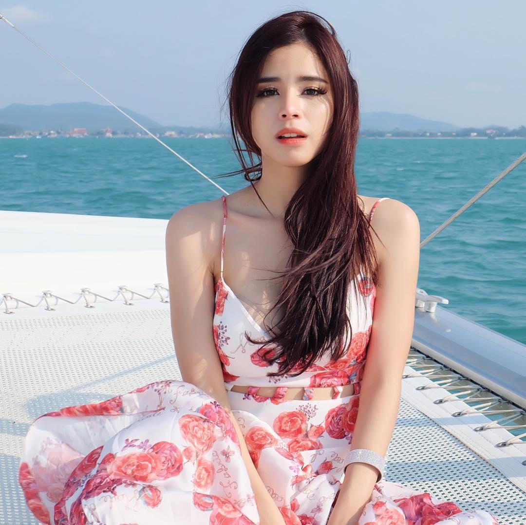高颜值正妹「根本真人芭比」!惊人曲线下还隐藏「性感深沟」!