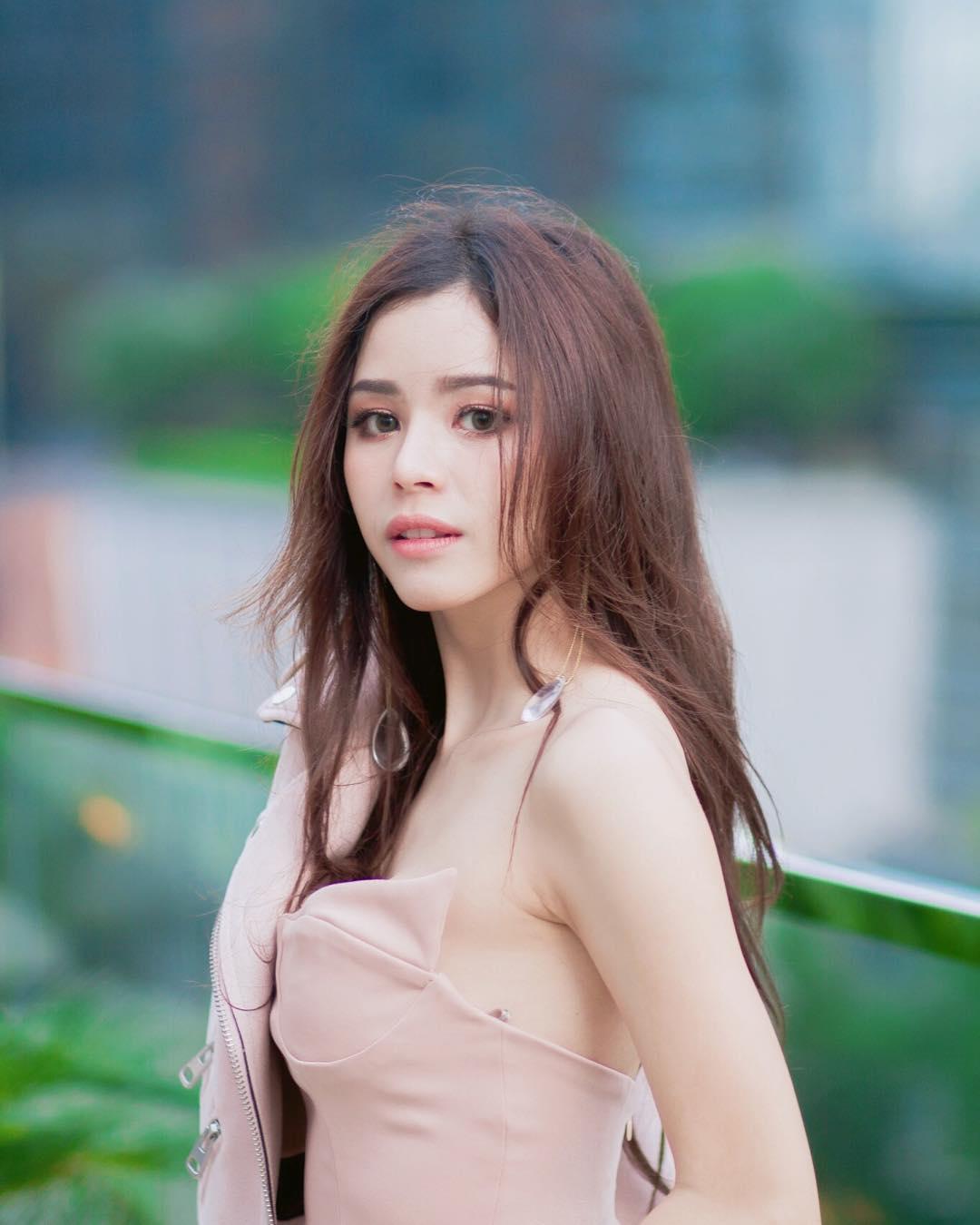 高颜值正妹「根本真人芭比」!惊人曲线下还隐藏「性感深沟」!