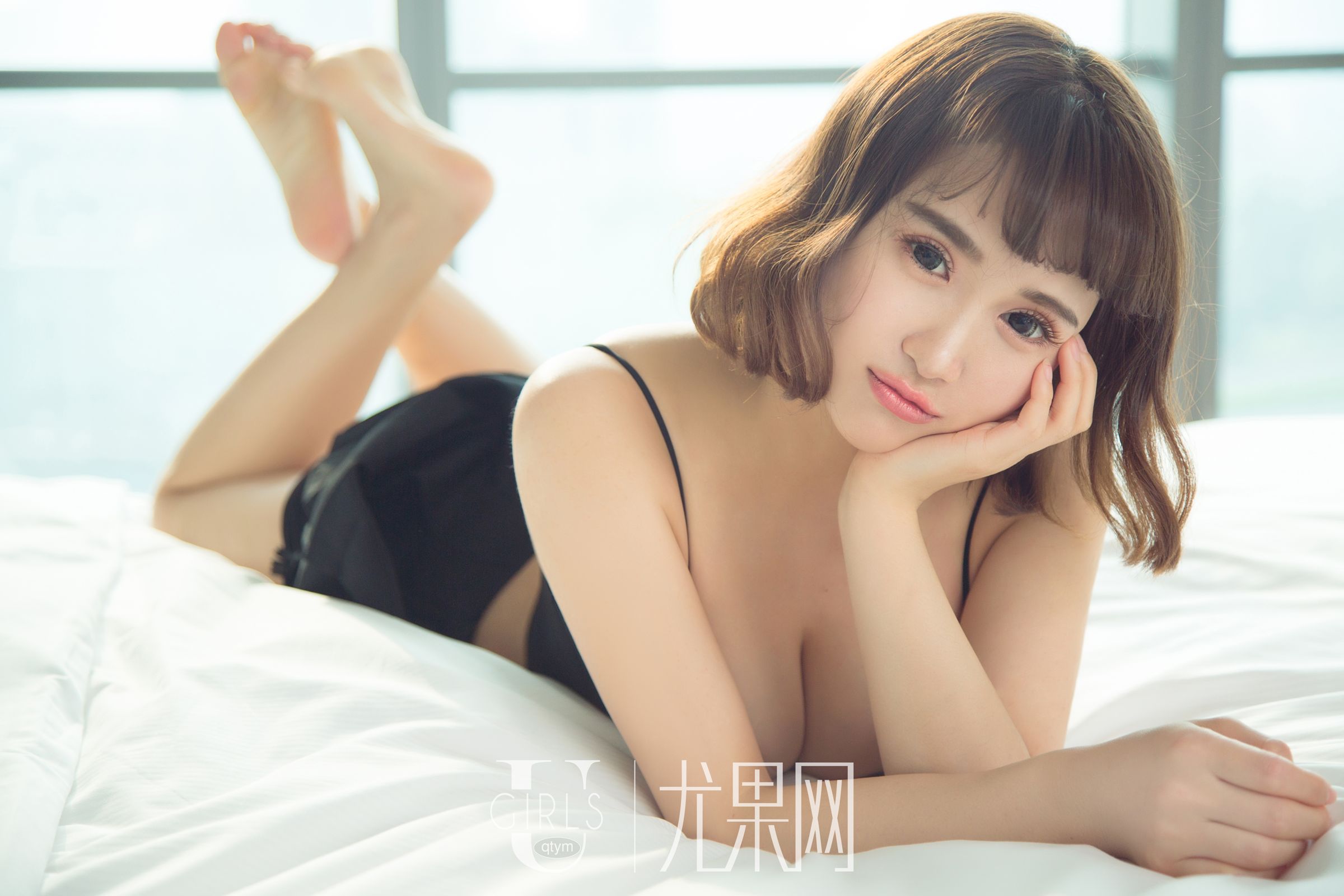 李焱甜美度满分 白色衬衫傲气十足