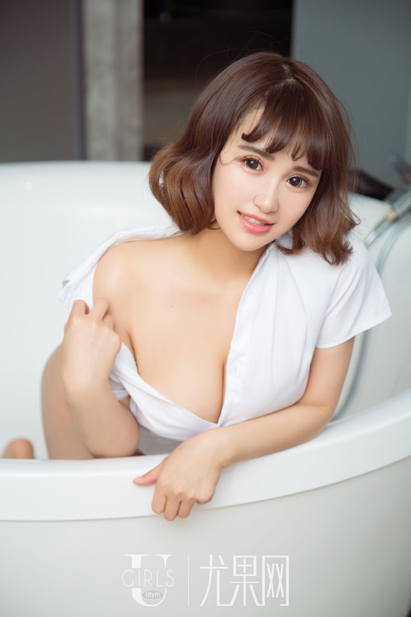 李焱甜美度满分 白色衬衫傲气十足