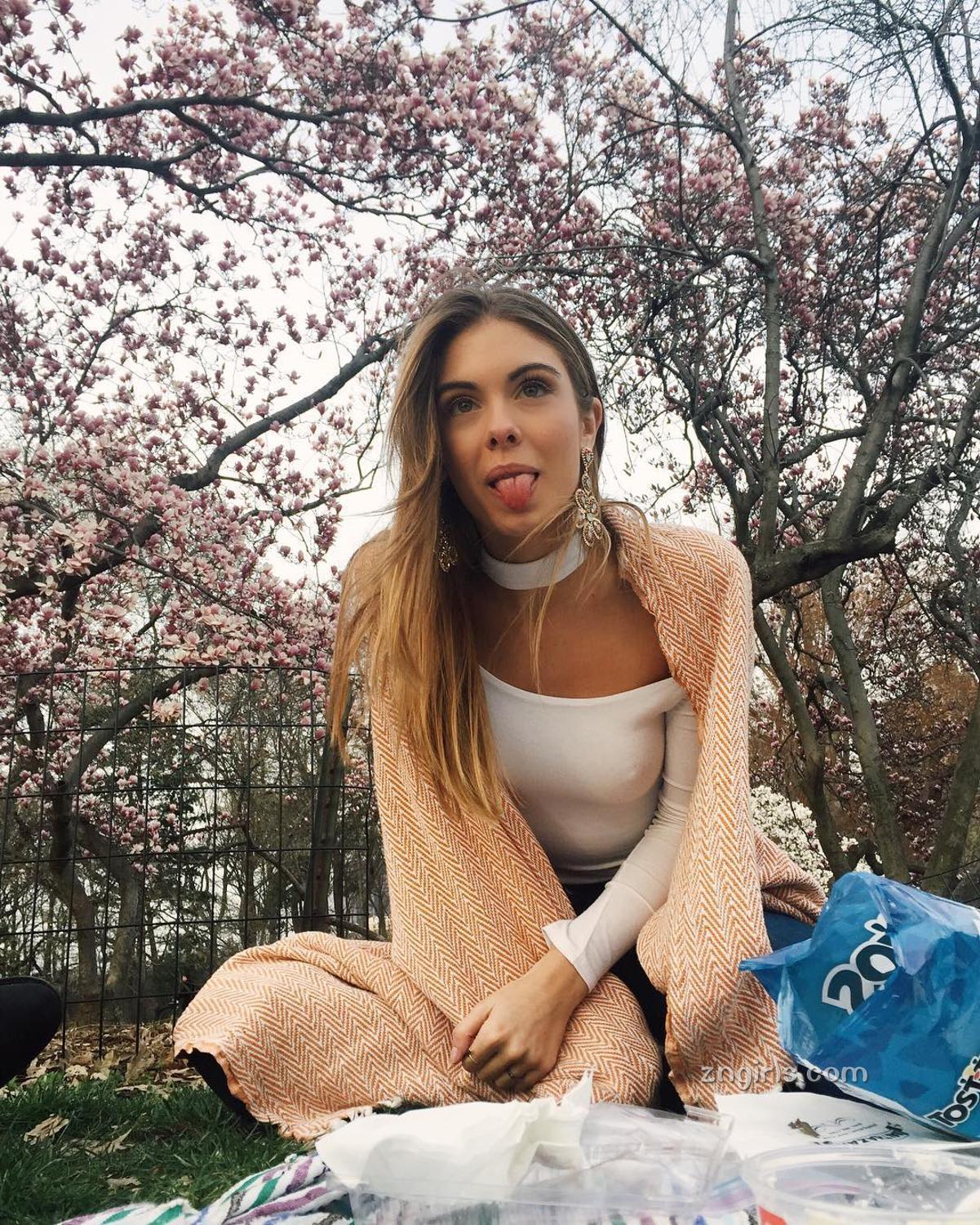 Carmella Rose- 保守但性感的丽人