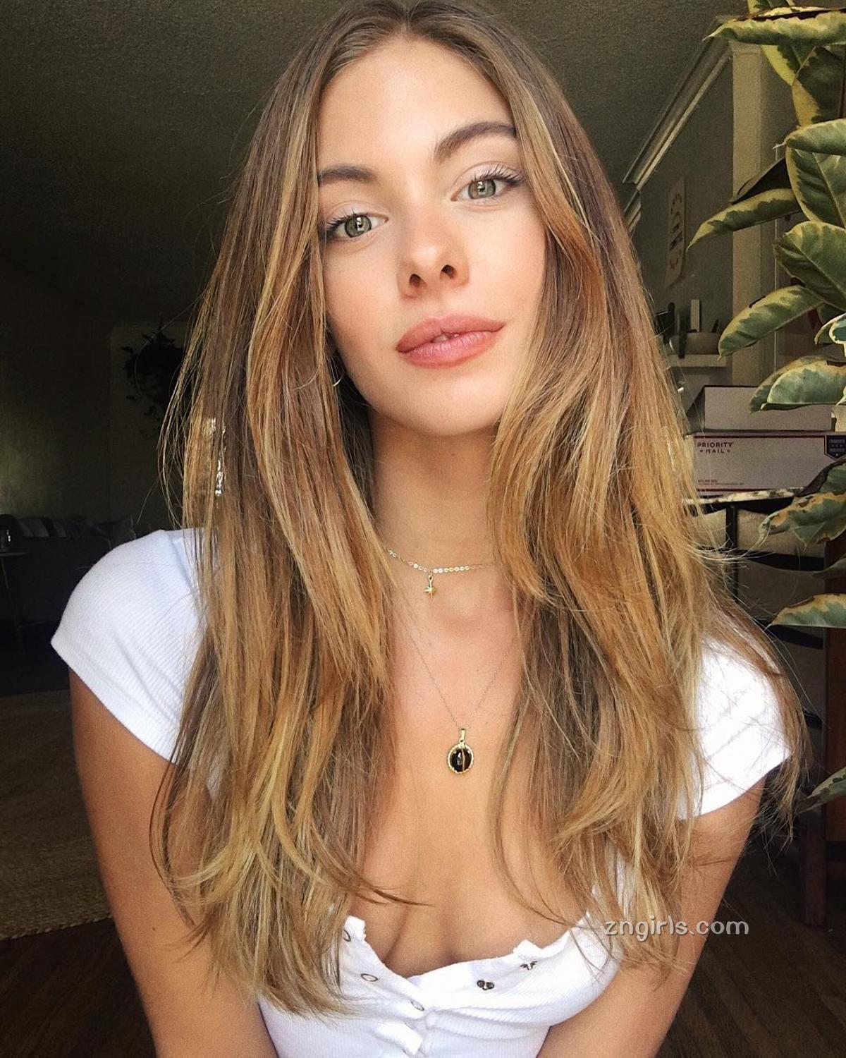 Carmella Rose- 保守但性感的丽人