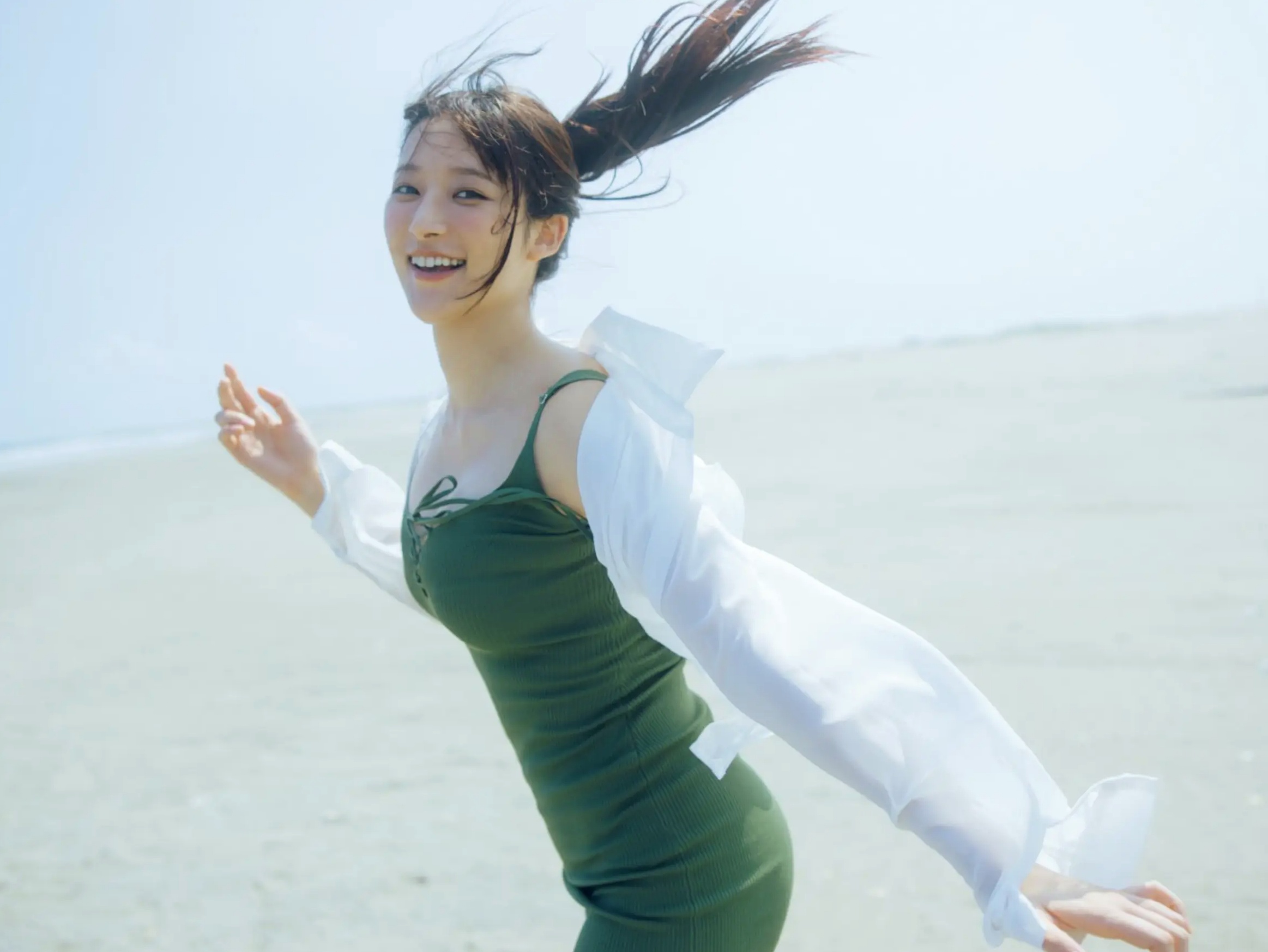 《山崎あみ - 太陽よりも》日本清纯女神阳光泳池比基尼与家居写真