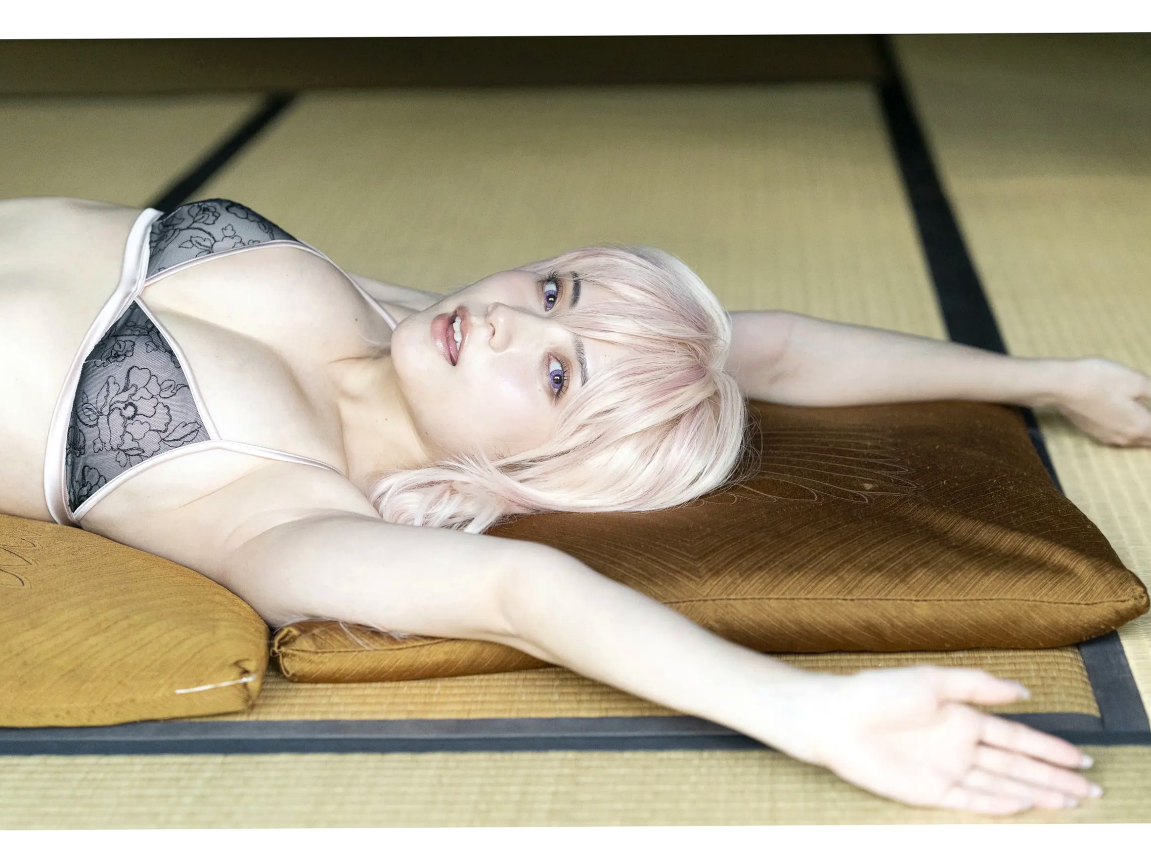 桃月なしこ - 不器用な先輩。