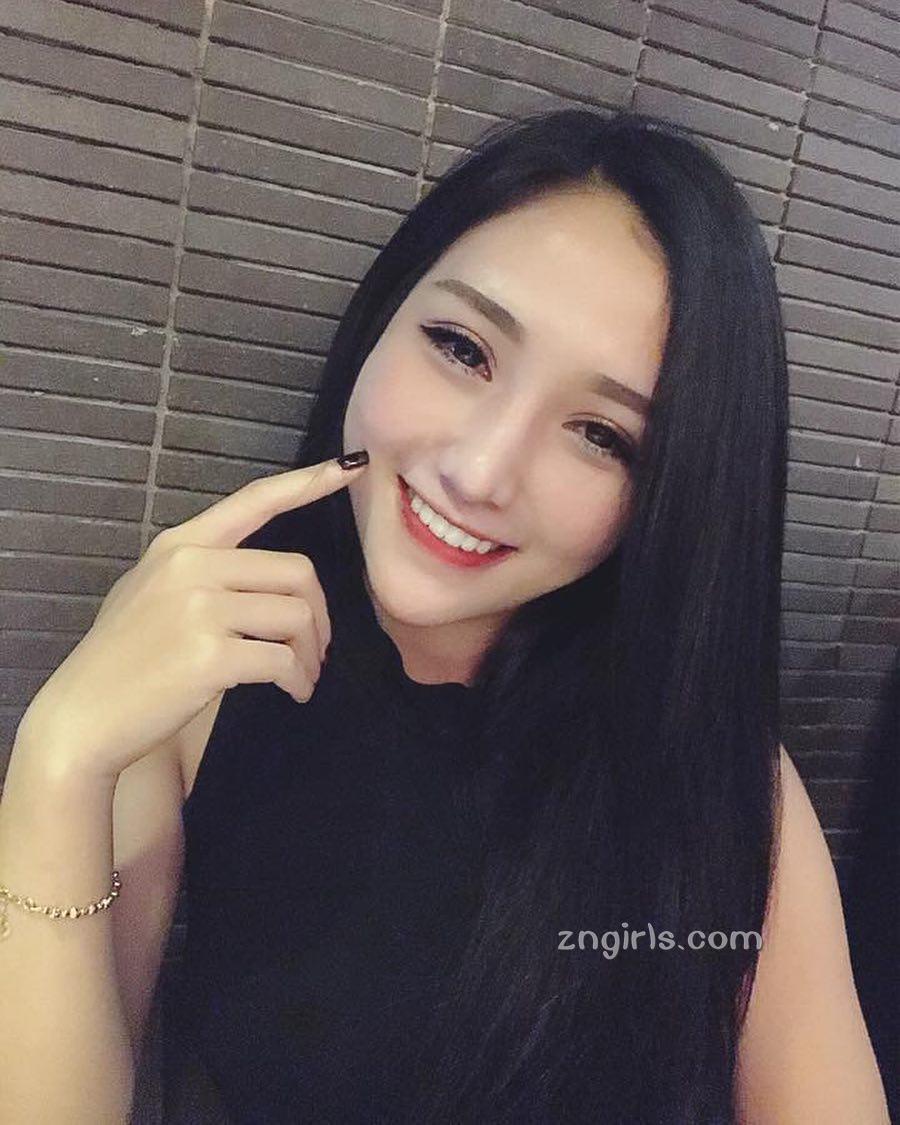 度假时遇到「白皙排球妹」!打球时「狂露S纤腰」