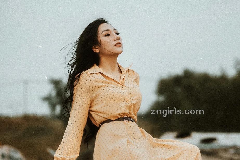 度假时遇到「白皙排球妹」!打球时「狂露S纤腰」
