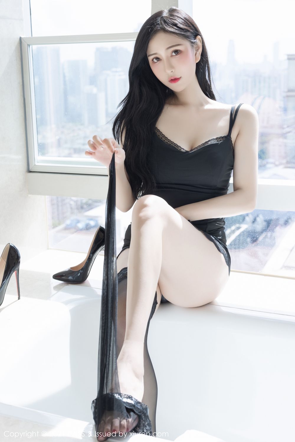 气质女神Lavinia肉肉 一袭动人的蕾丝吊袜
