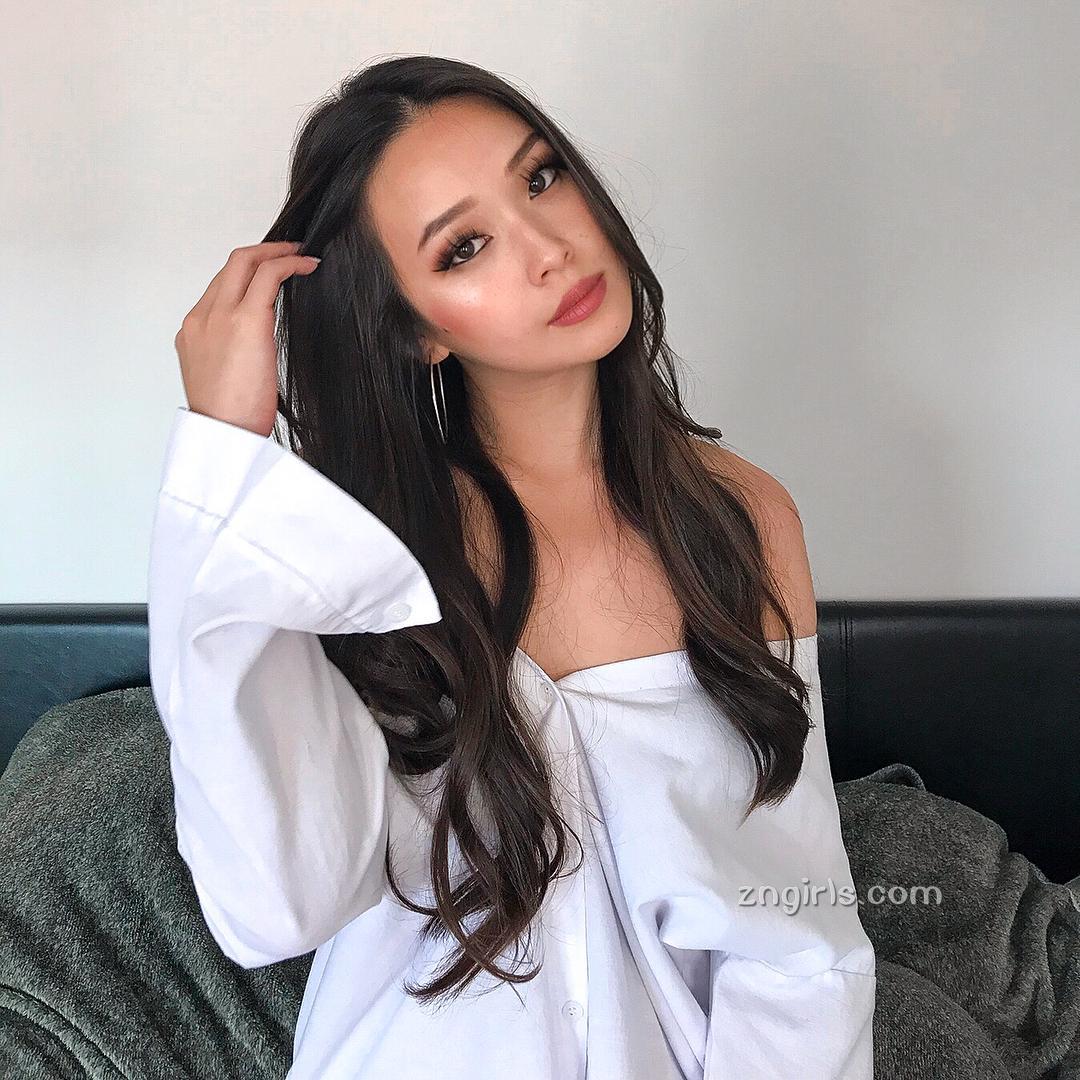 新加坡网红Tessasus 挑战各类衣服物料