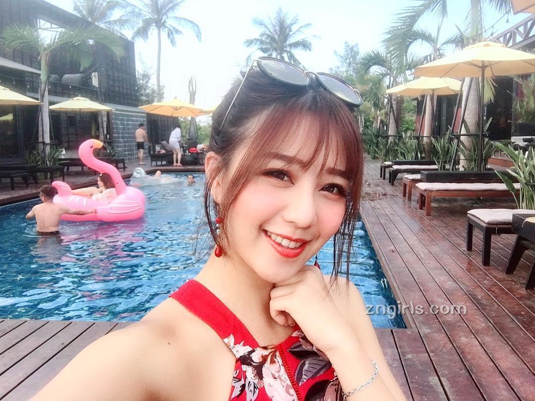 舒凡- 台湾大眼正妹性感装扮