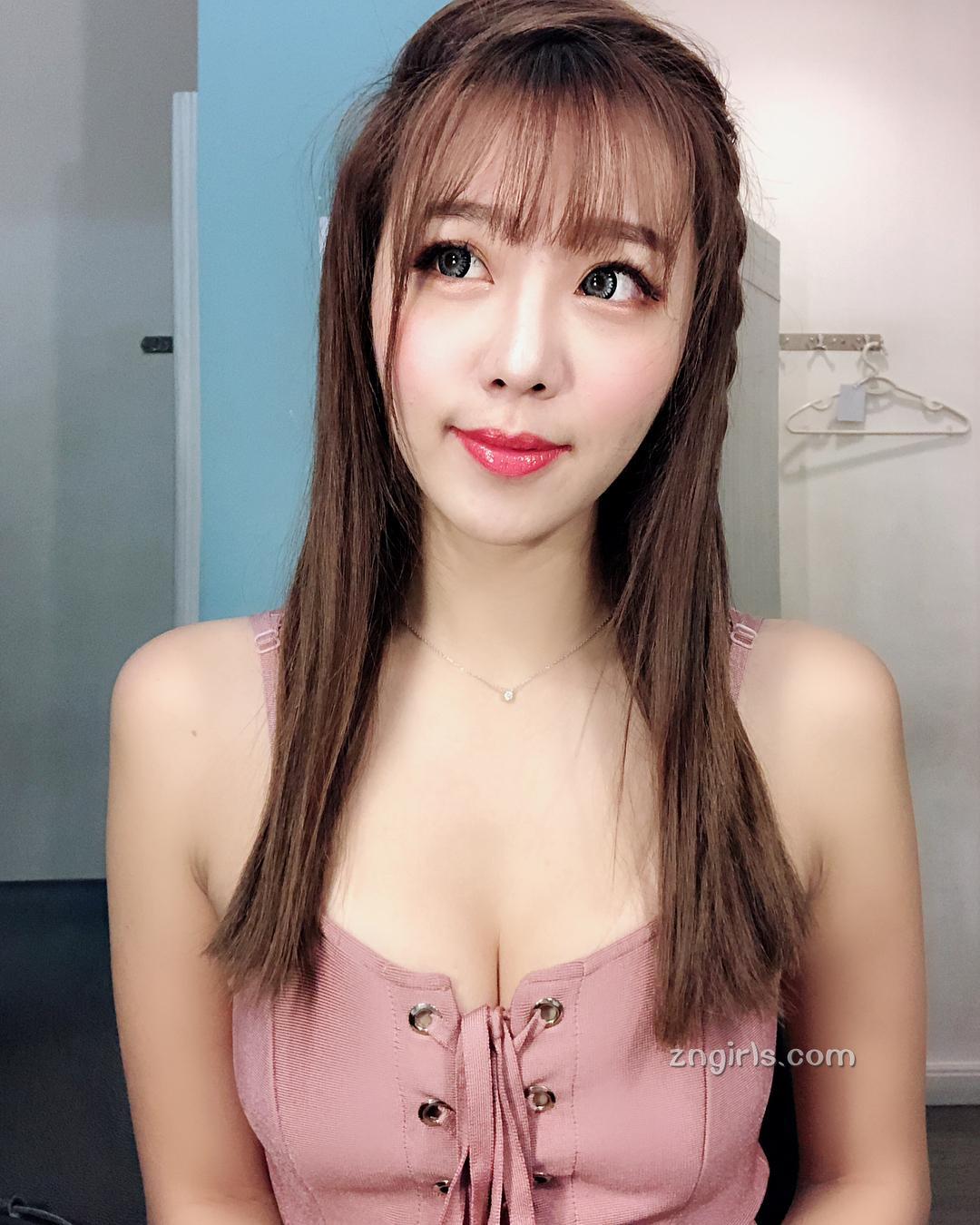 舒凡- 台湾大眼正妹性感装扮
