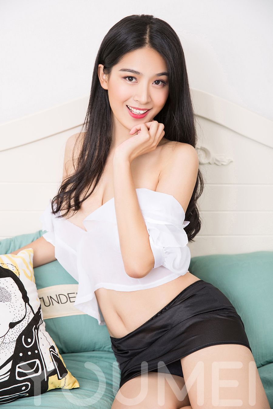 Ada的艳遇桃花源 迷人胸线白杉示人