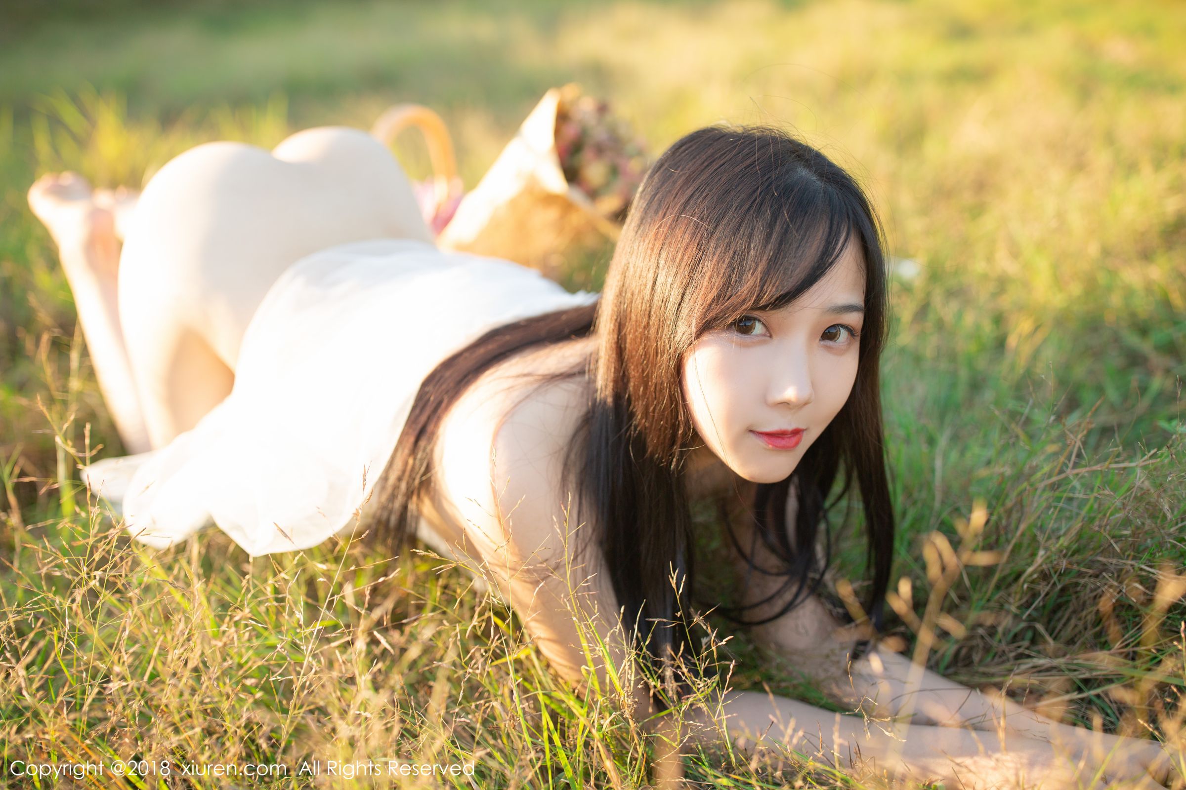 新晋女神徐微微 秋高气爽性感野餐